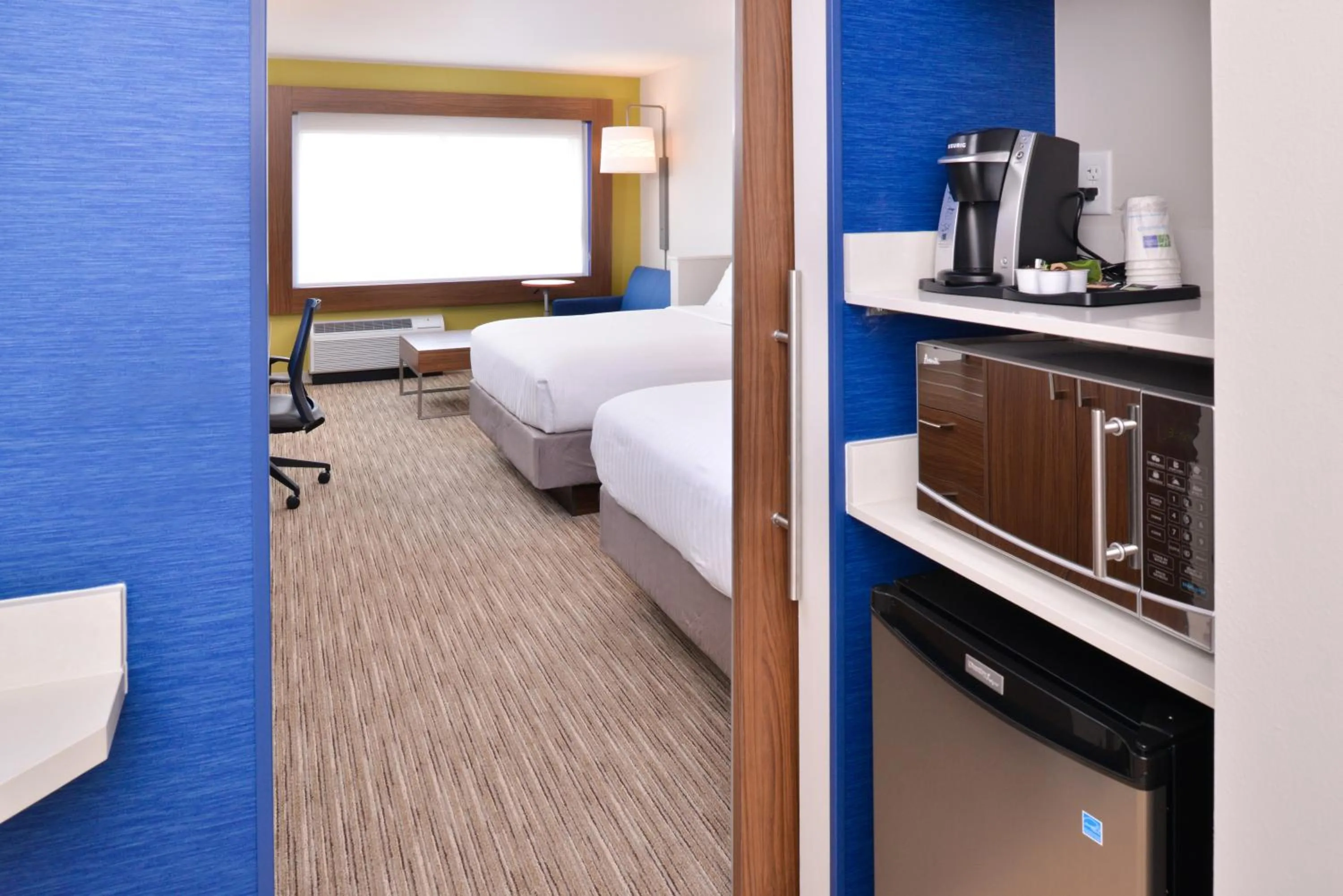 Photo of the whole room, Bed in Holiday Inn Express & Suites Madison by IHG