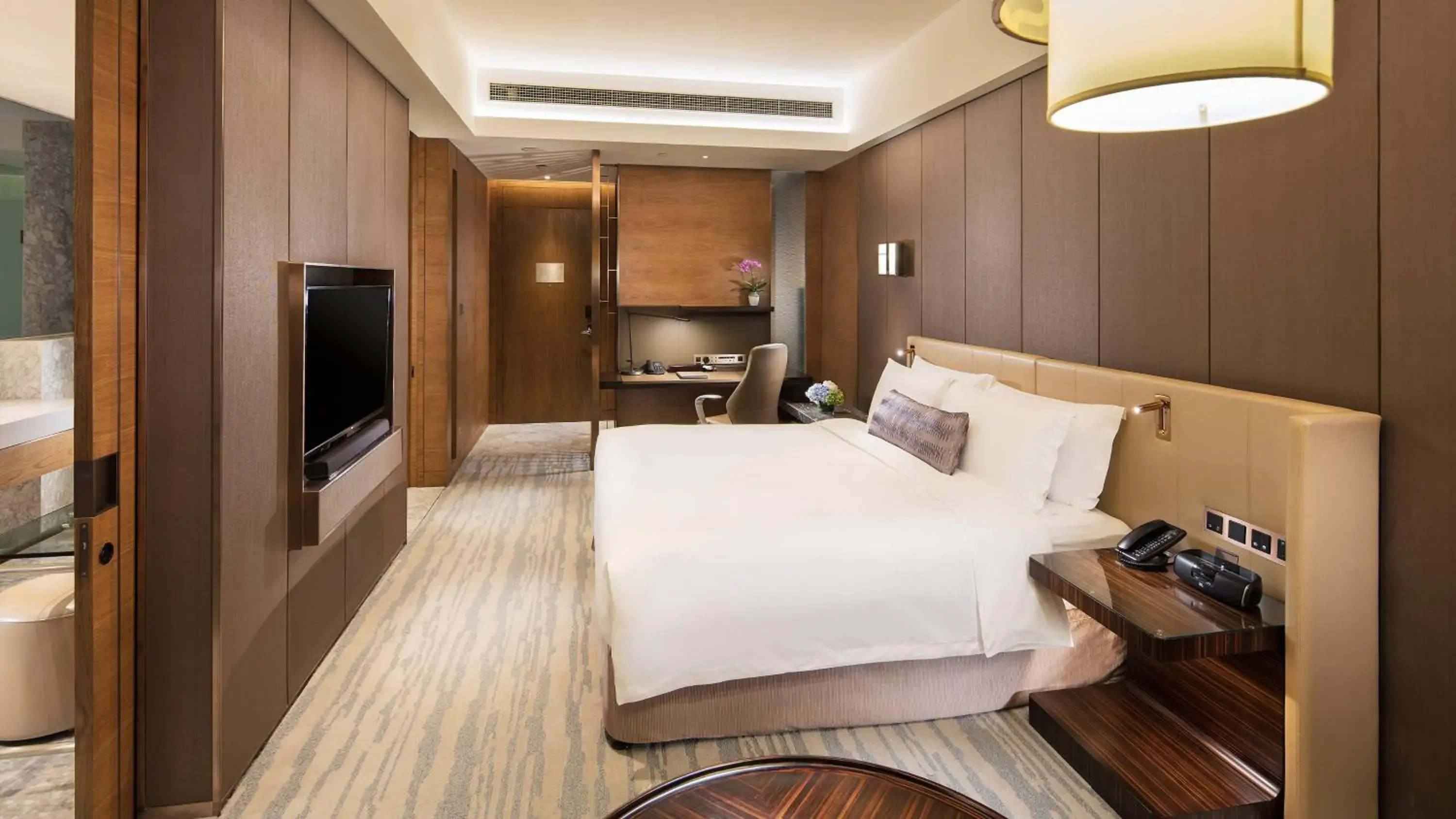 Classic King Room with City View in InterContinental Nantong, an IHG Hotel-Best view of yangtze Classic King Room with City View in InterContinental Nantong, an IHG Hotel-Best view of yangtze