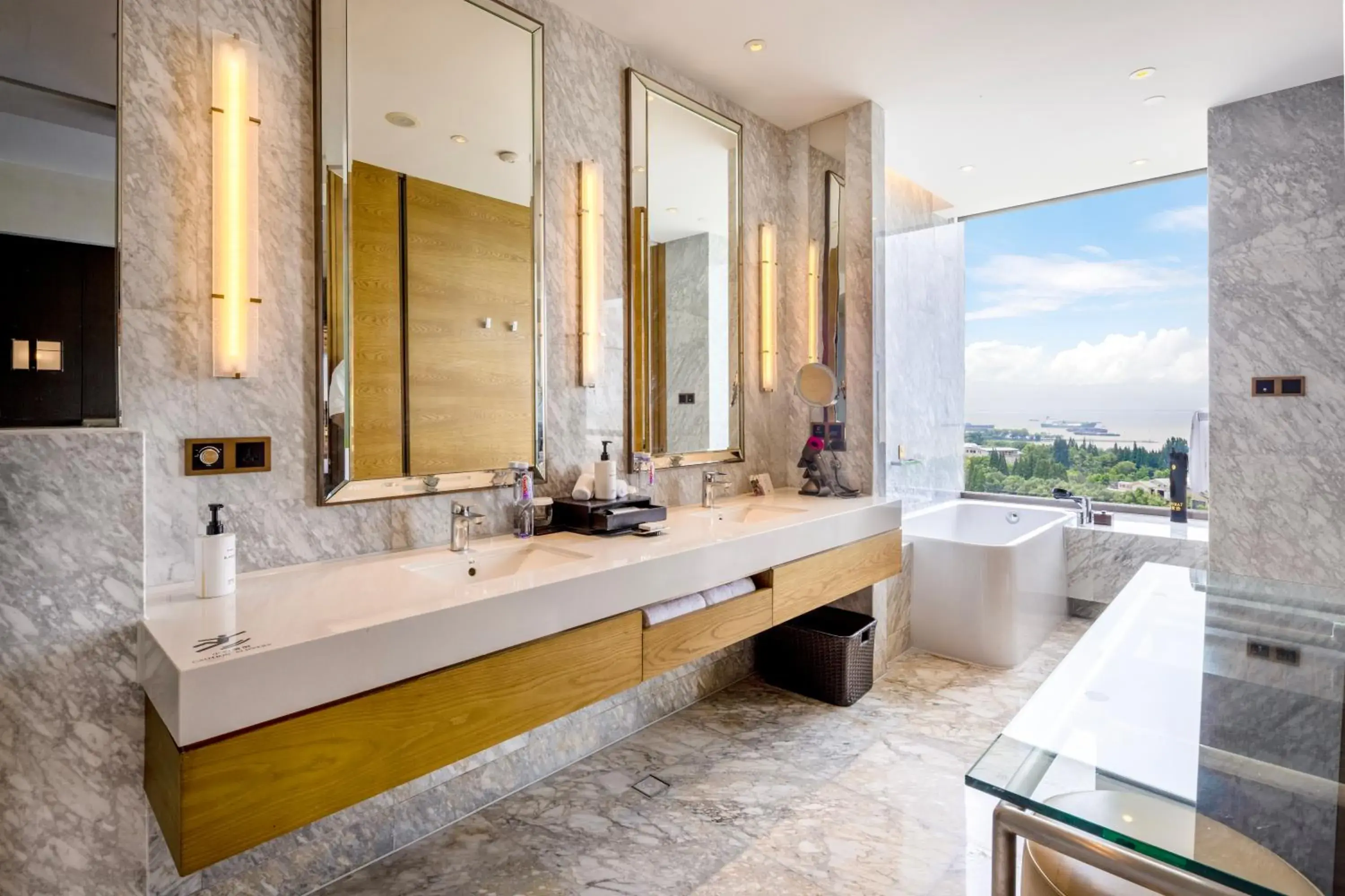 Premium King Room with River View in InterContinental Nantong by IHG-Best view of yangtze Premium King Room with River View in InterContinental Nantong by IHG-Best view of yangtze