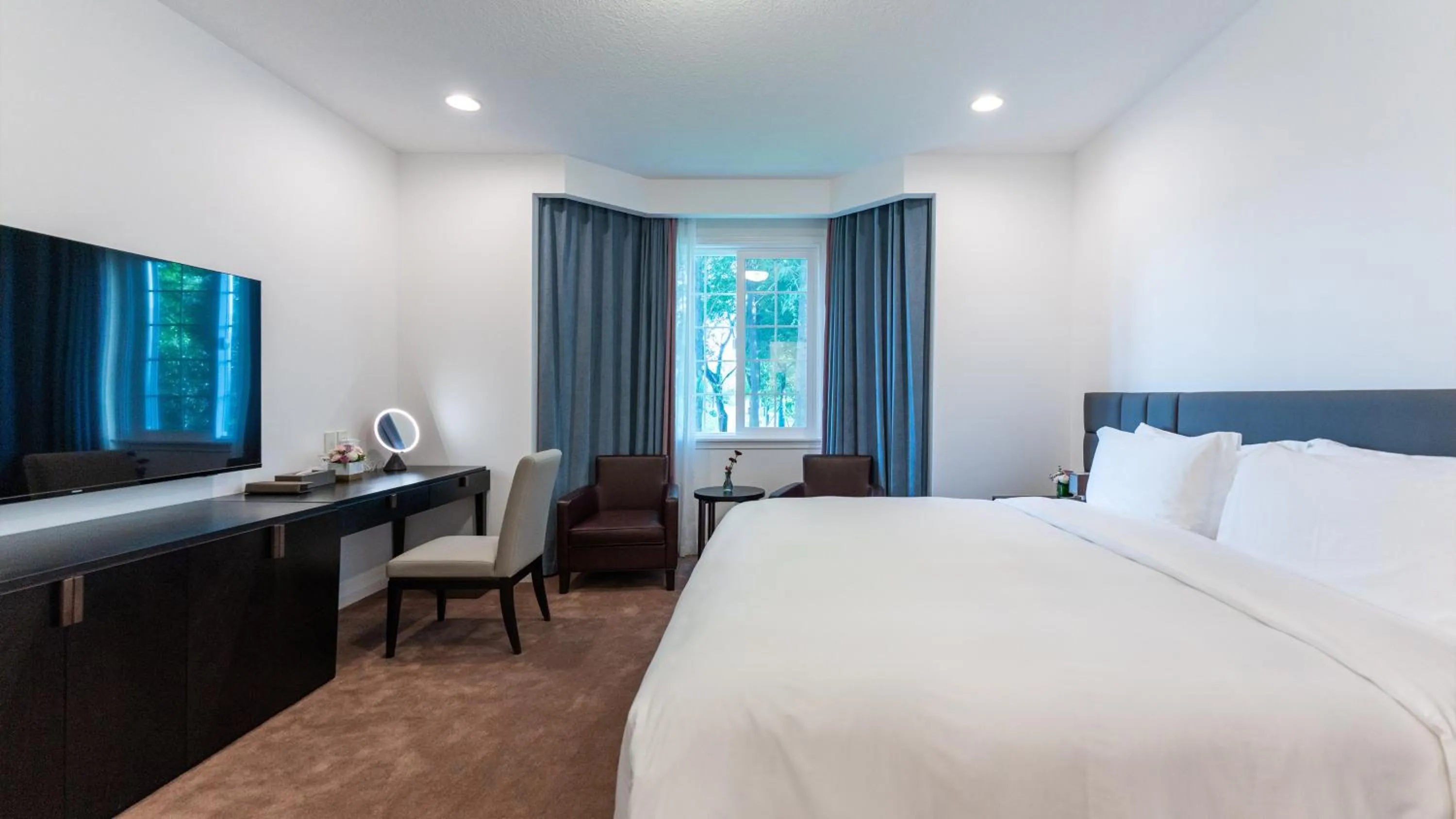 Photo of the whole room, Bed in InterContinental Nantong by IHG-Best view of yangtze