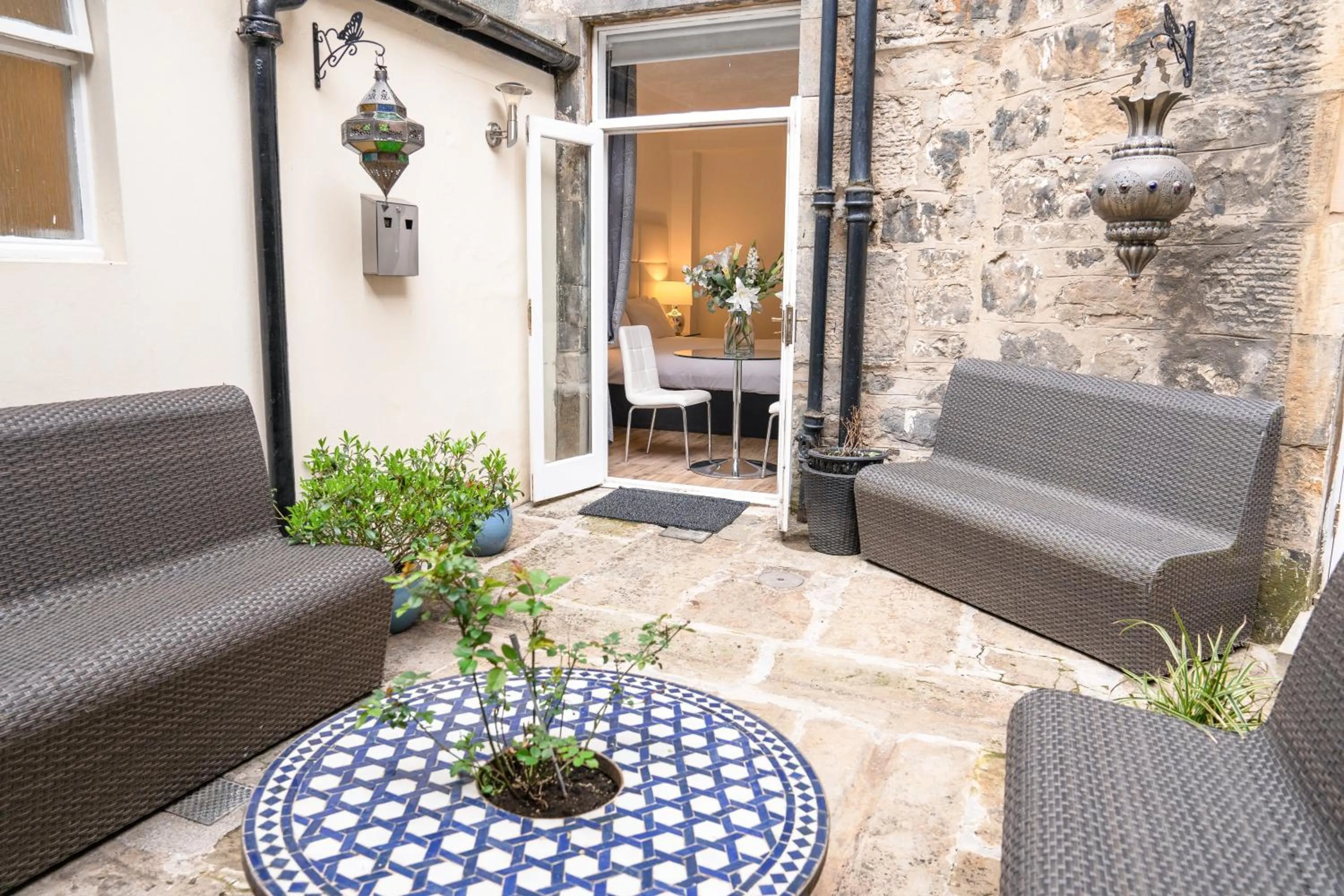 Day in Edinburgh Castle Apartments