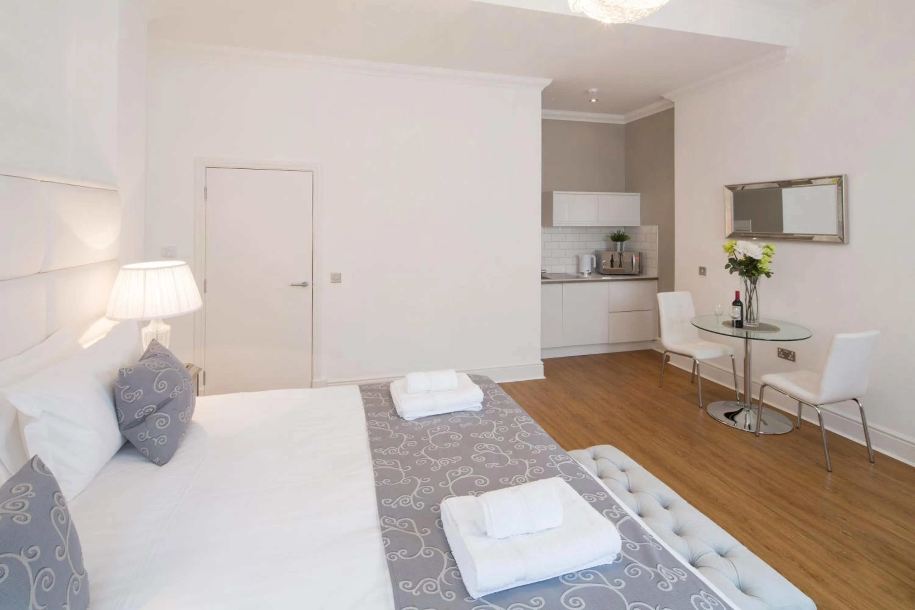 Kitchen or kitchenette, Bed in Edinburgh Castle Apartments