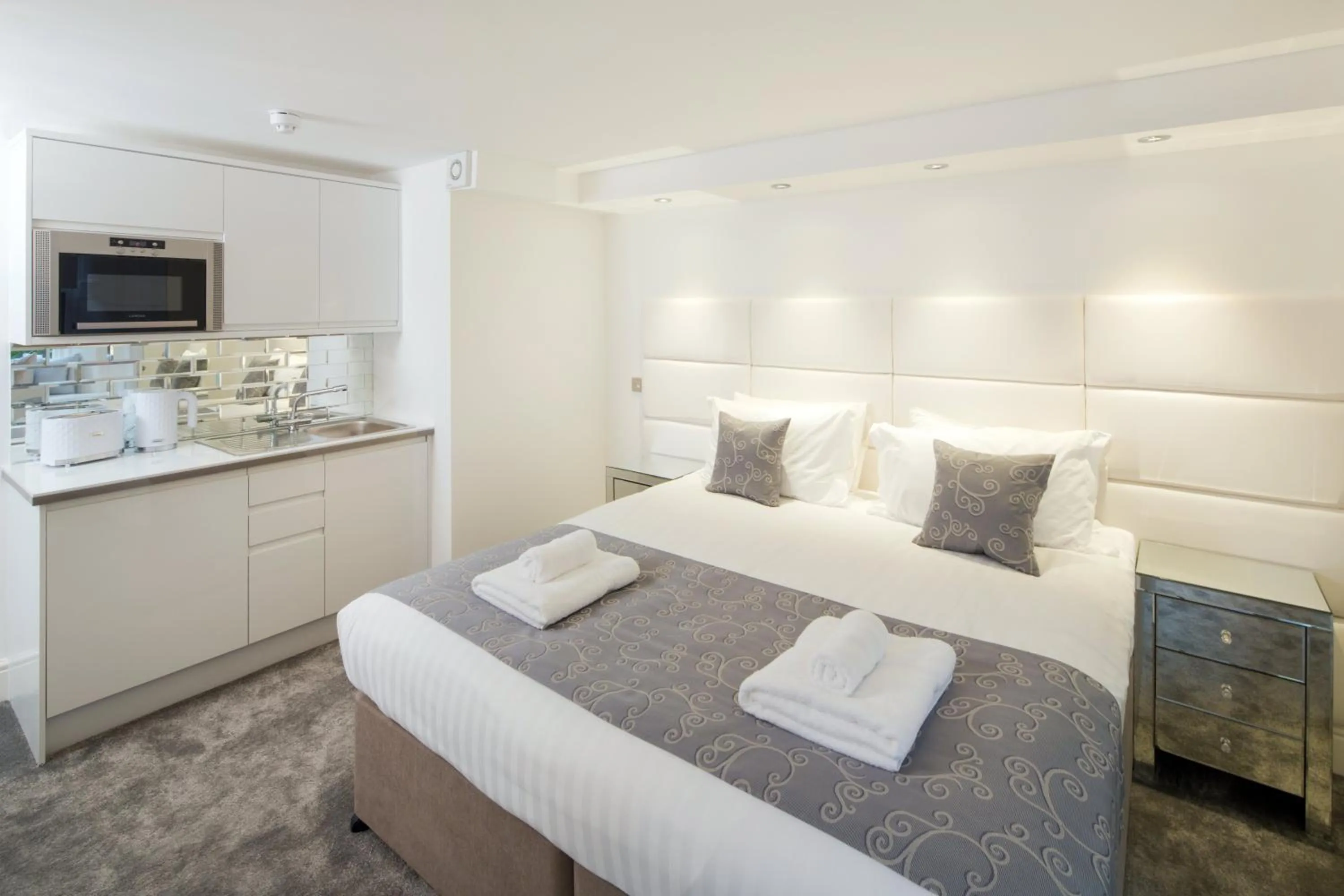 Kitchen or kitchenette, Bed in Edinburgh Castle Apartments