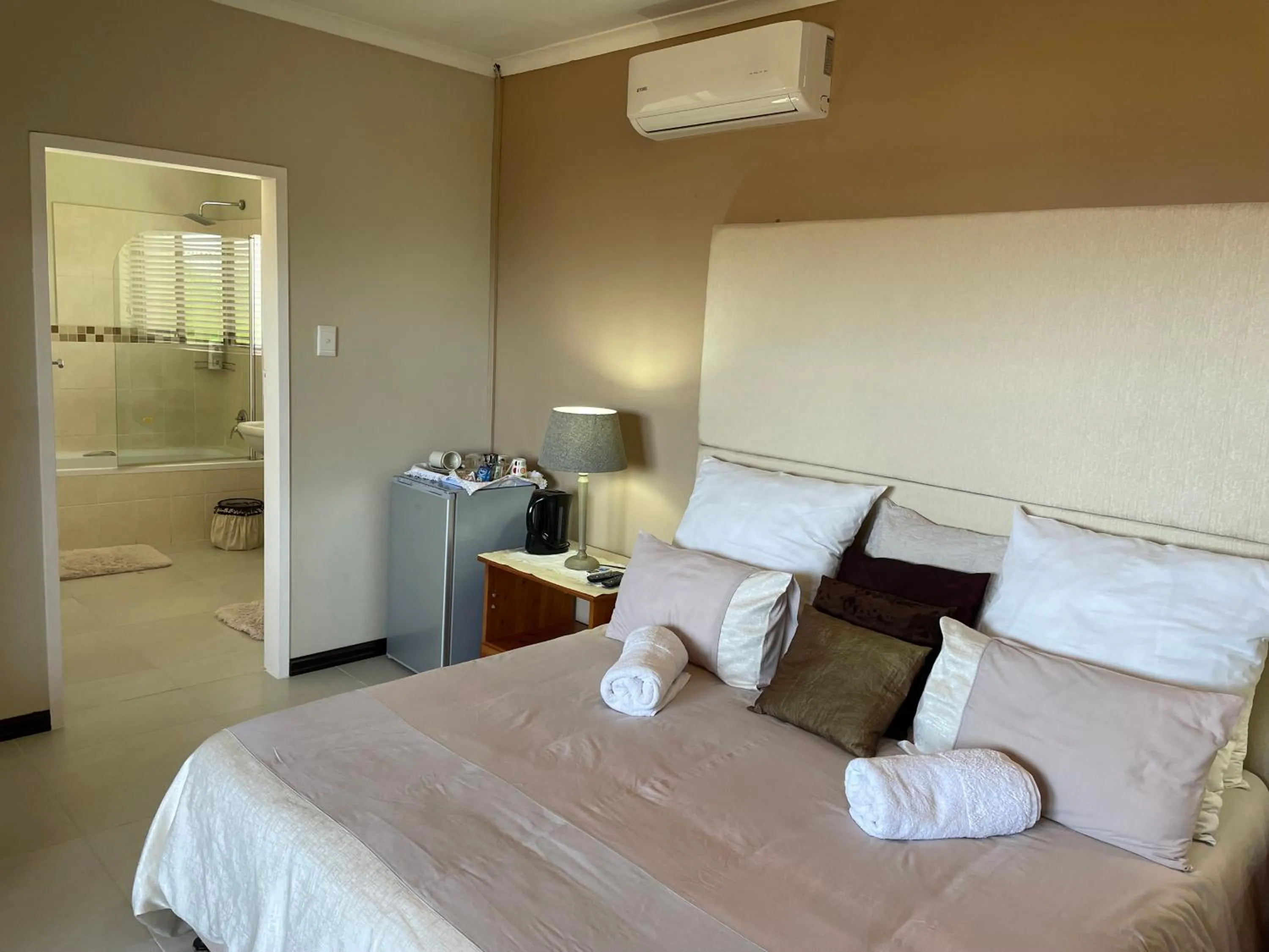 Bedroom, Bed in Eden Rose Manor B&B