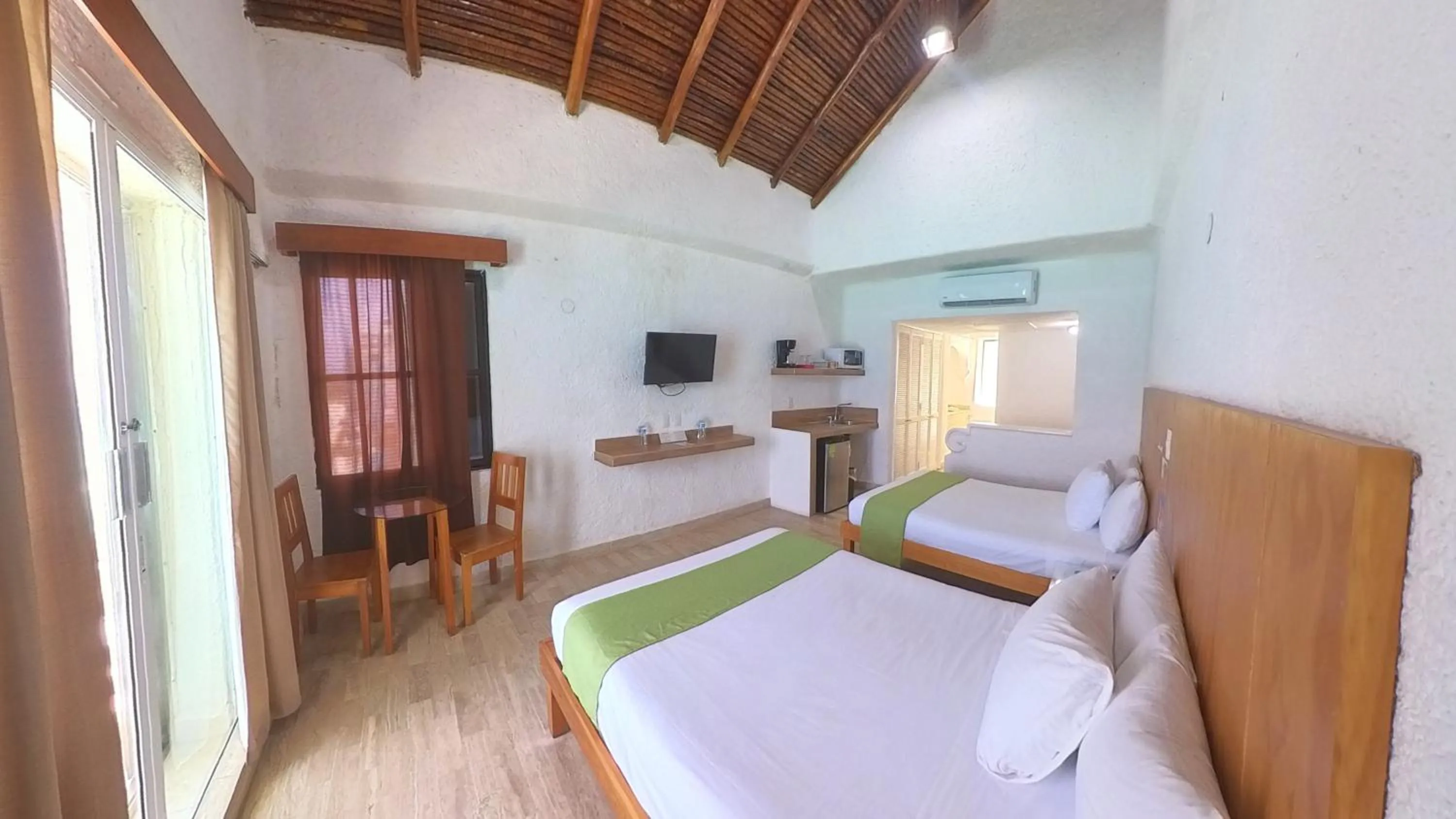 TV and multimedia in Cancún Plaza Sea View