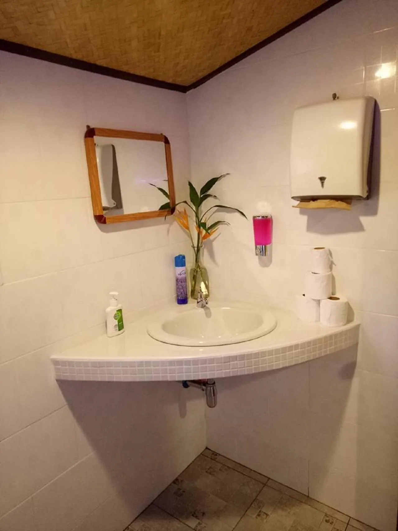 Restaurant/places to eat in Bee Nat Garden Resort