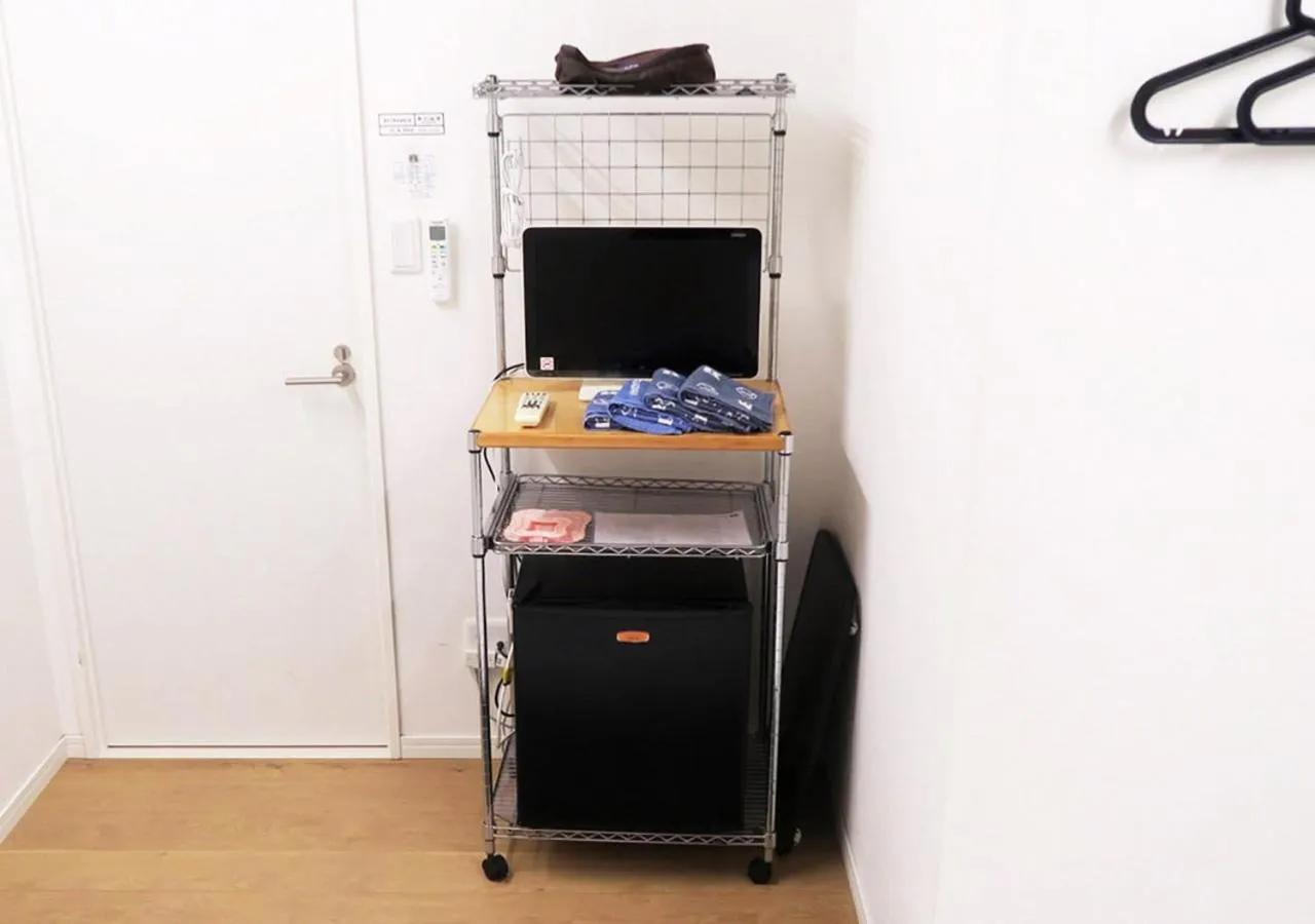 Photo of the whole room, TV/Entertainment Center in Kangaroo Hotel Side B