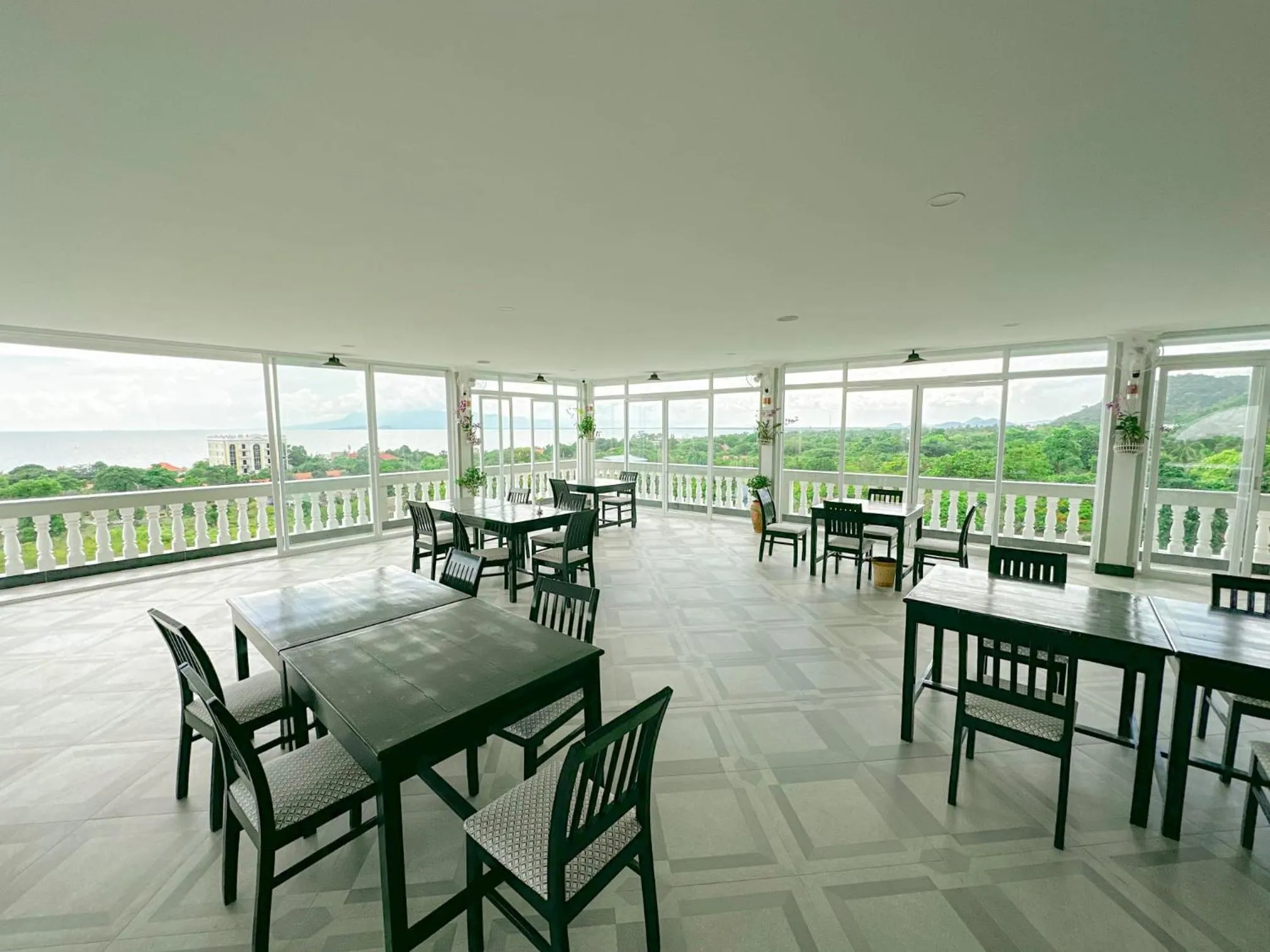 Restaurant/places to eat in Summer Resort