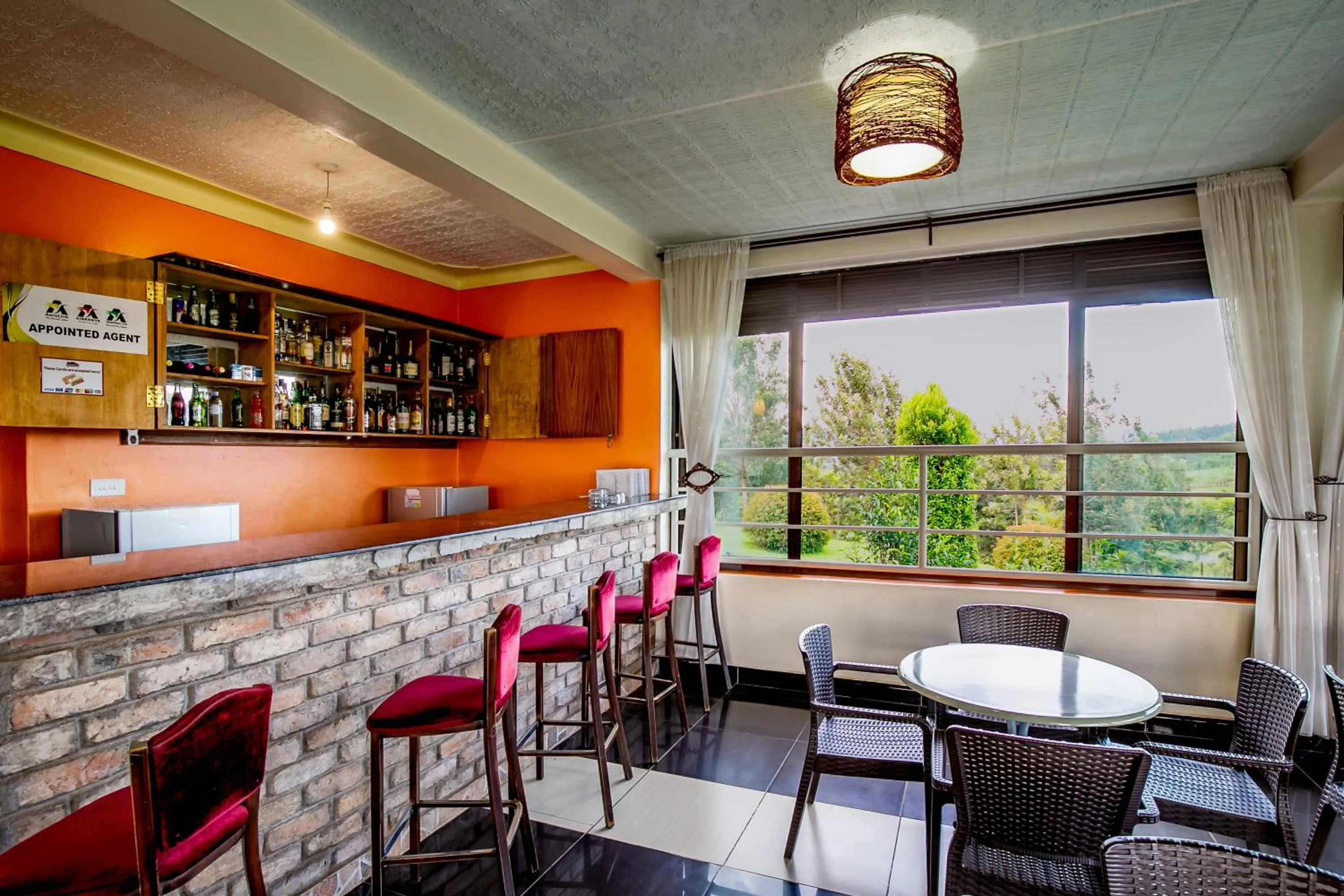 Lounge or bar in The Crested Crane Bwindi Hotel