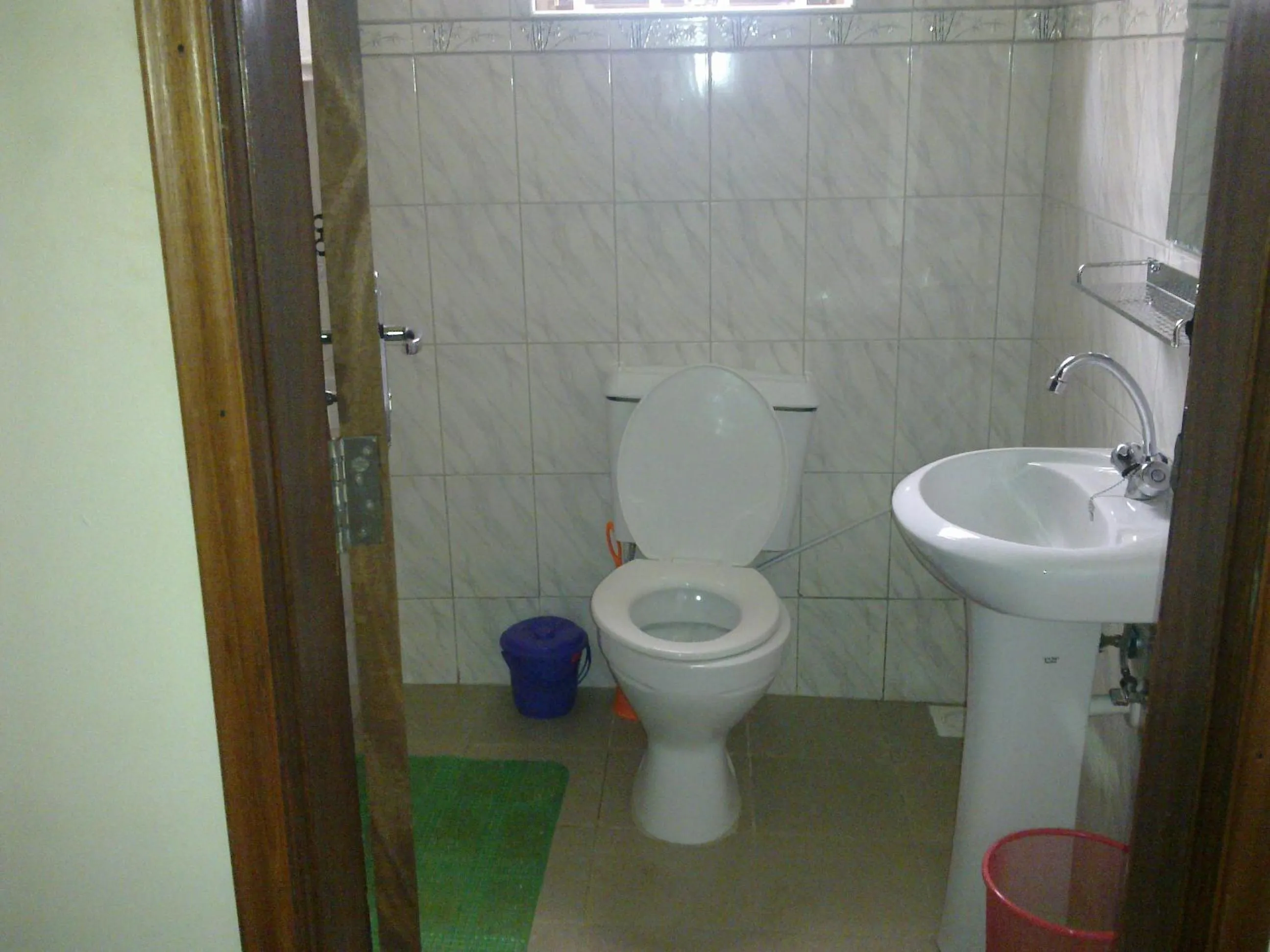 Toilet in The Crested Crane Bwindi Hotel