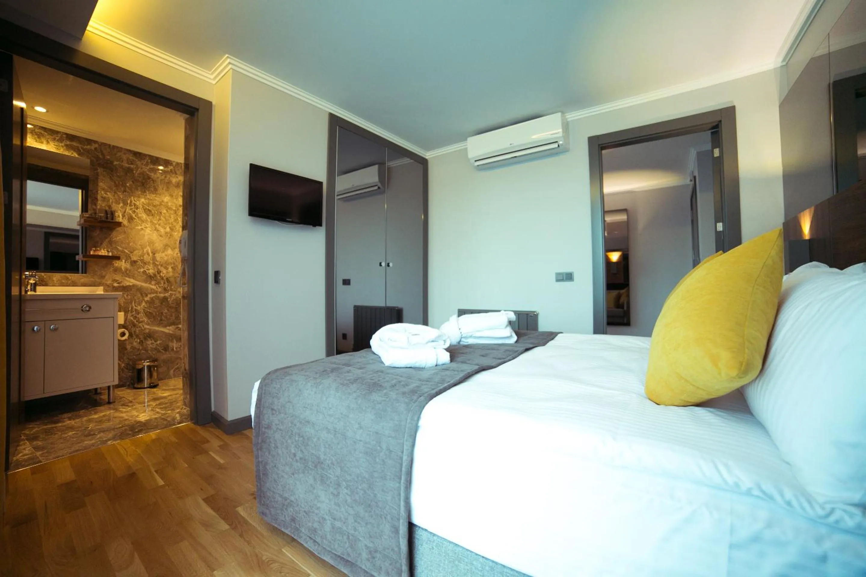 Decorative detail in Ankacity Suit Flat