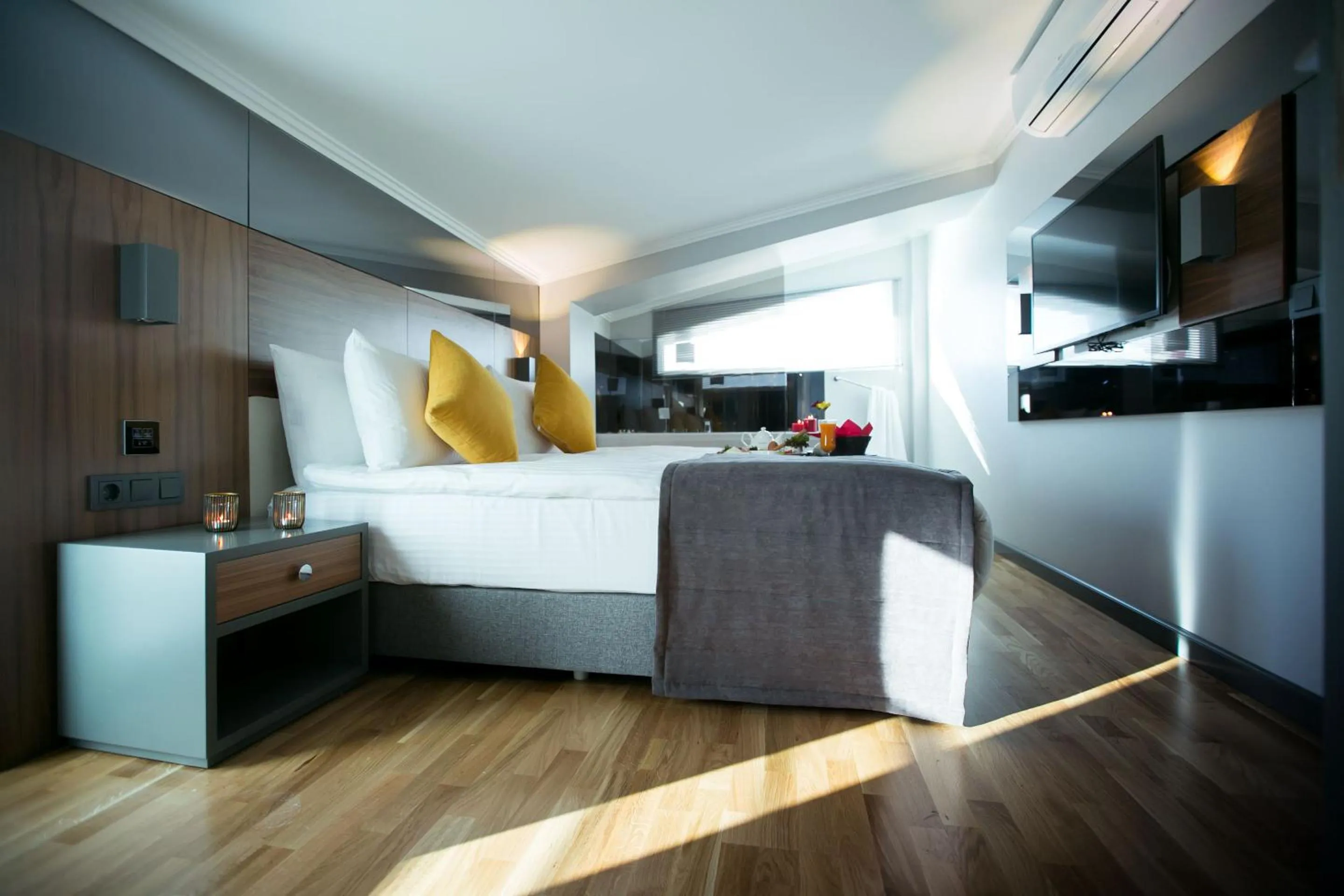 Decorative detail in Ankacity Suit Flat