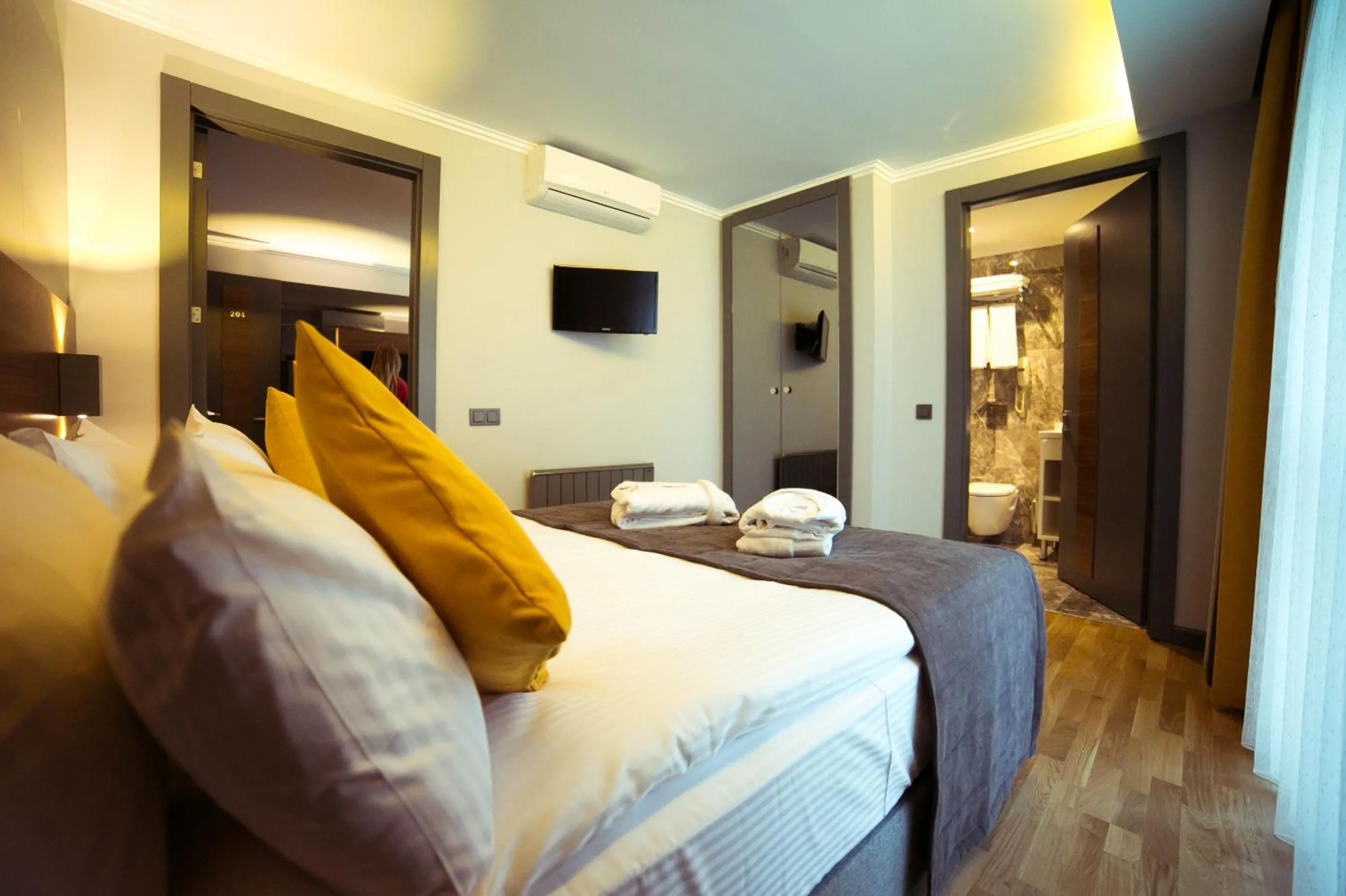 Decorative detail in Ankacity Suit Flat