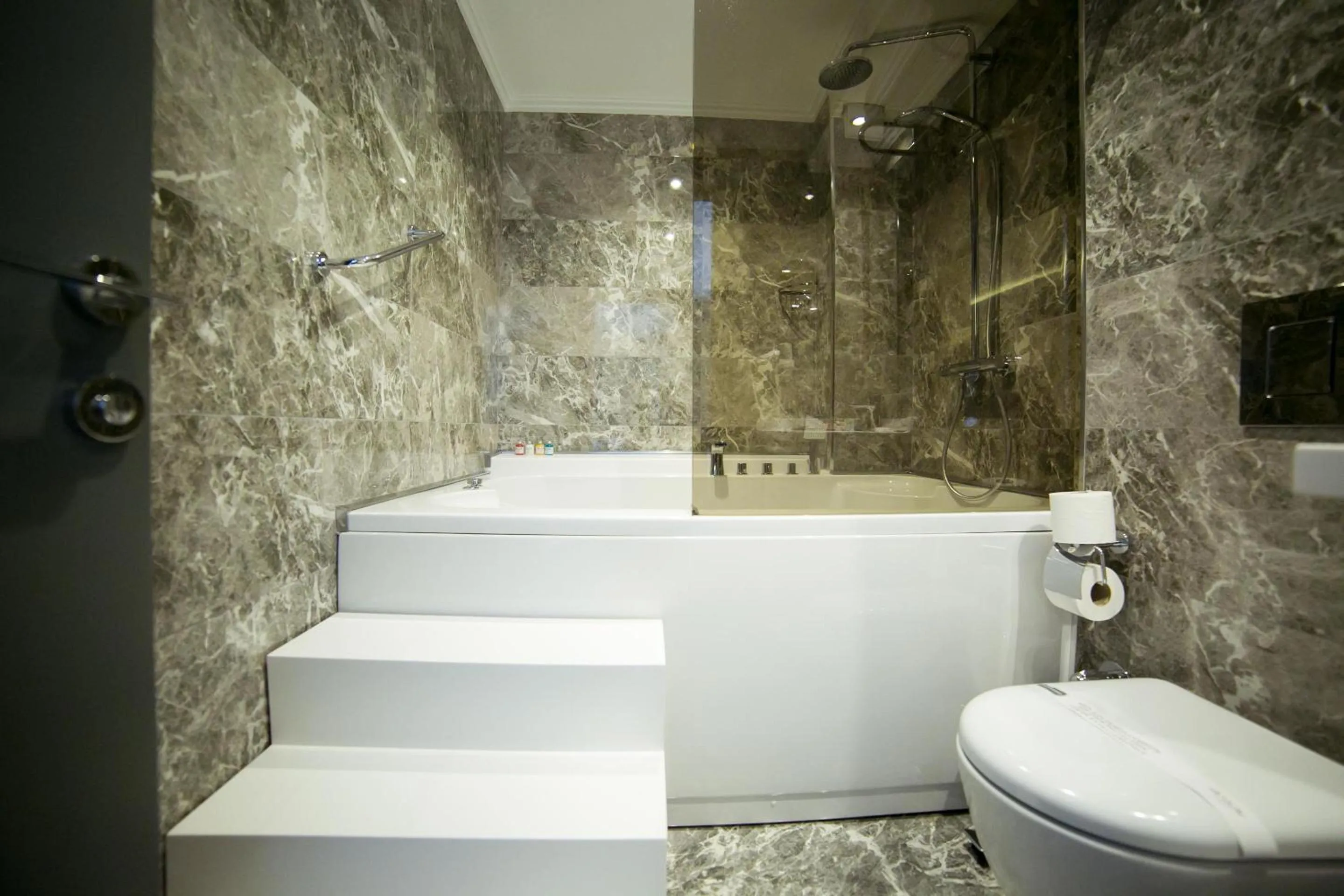 Hot Tub in Ankacity Suit Flat