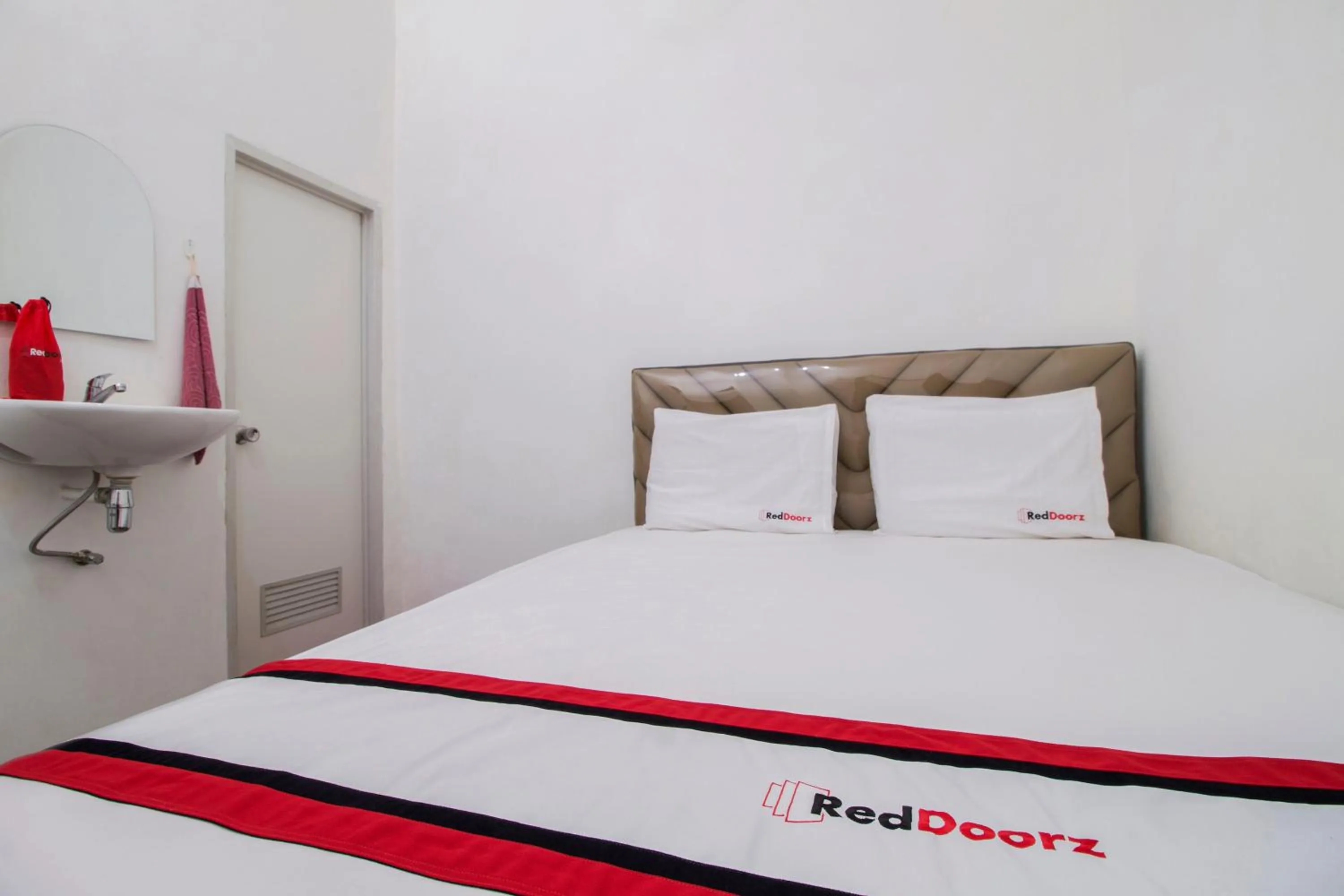 Bedroom, Bed in RedDoorz @ Radio Dalam