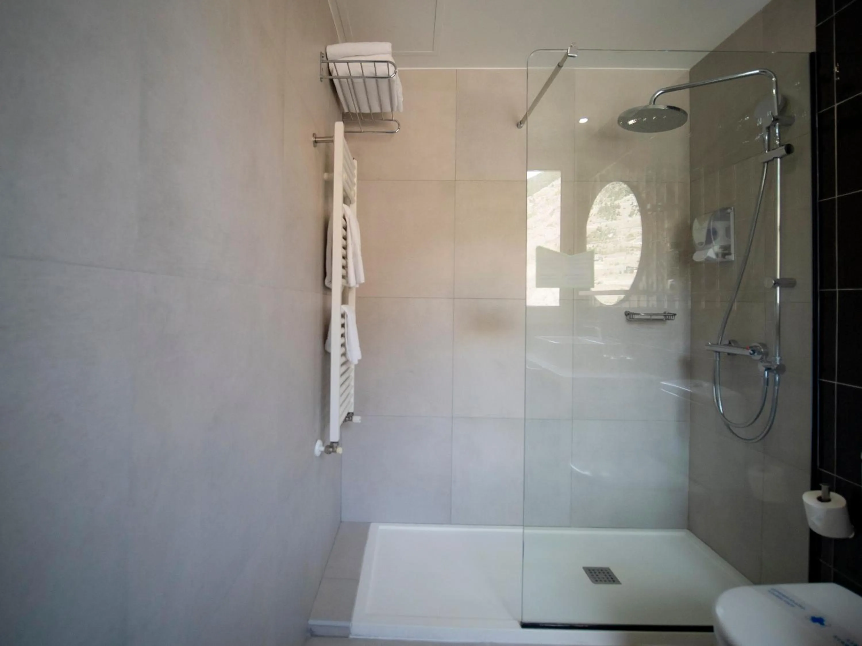 Shower in Hotel Roc Meler