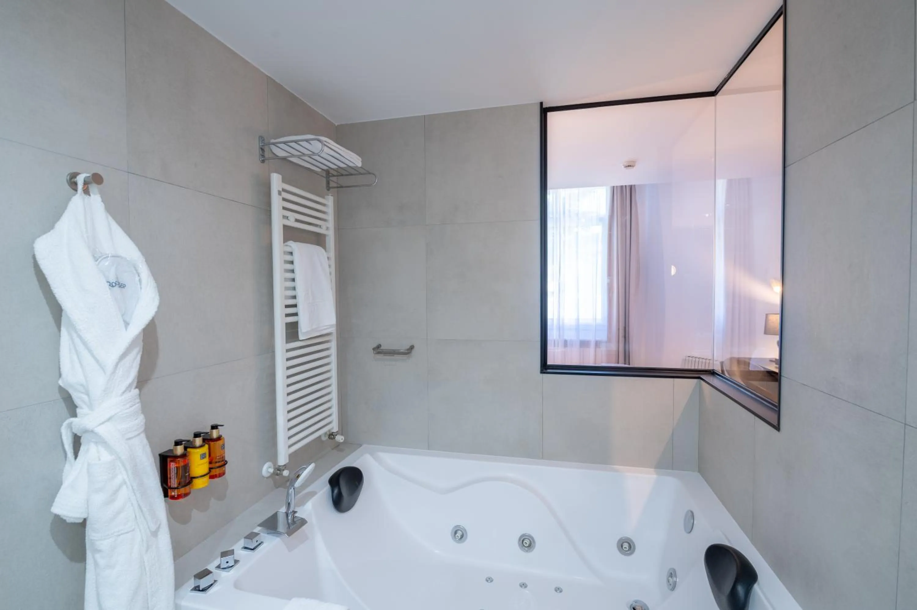 Shower in Hotel Roc Meler