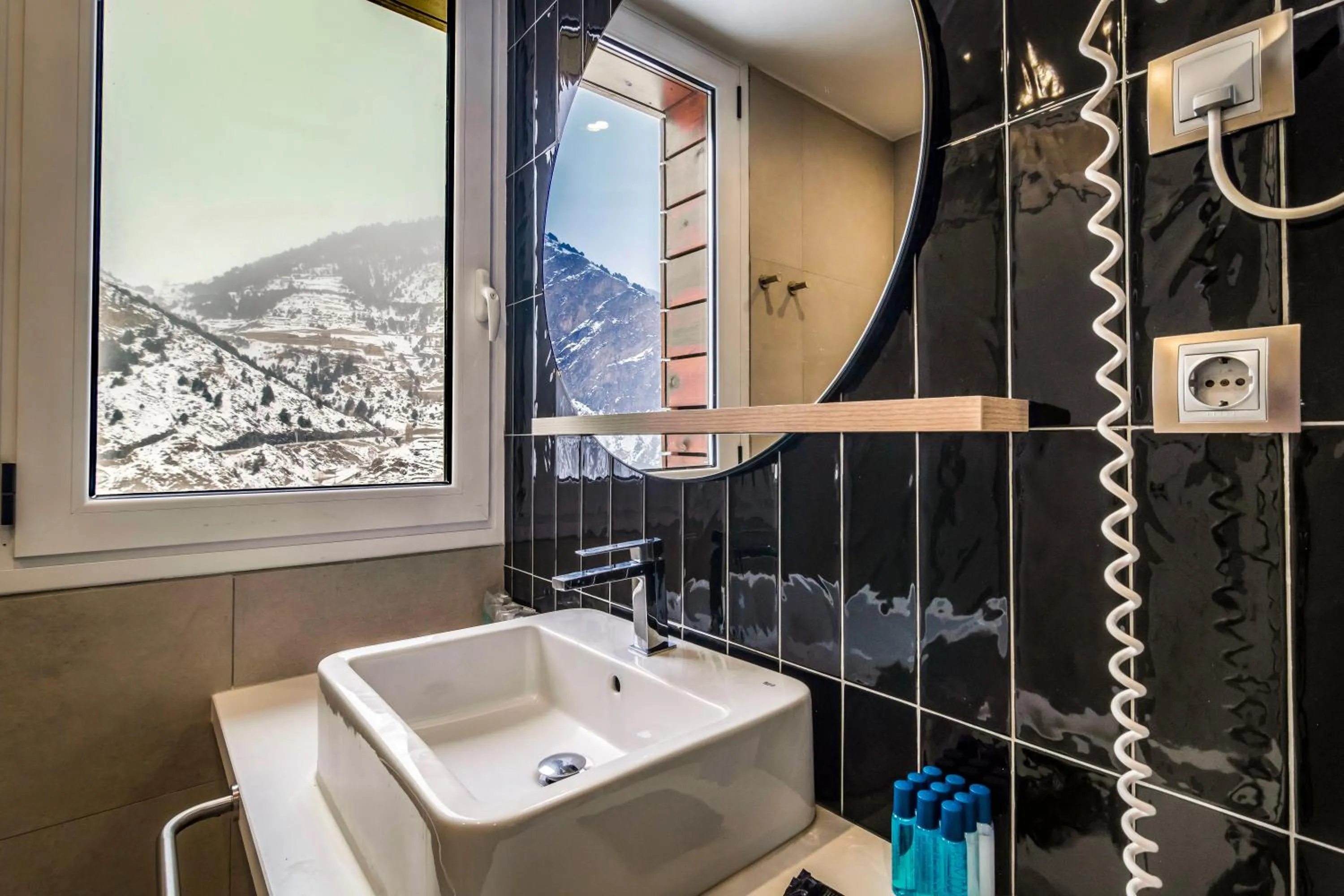 Bathroom in Hotel Roc Meler