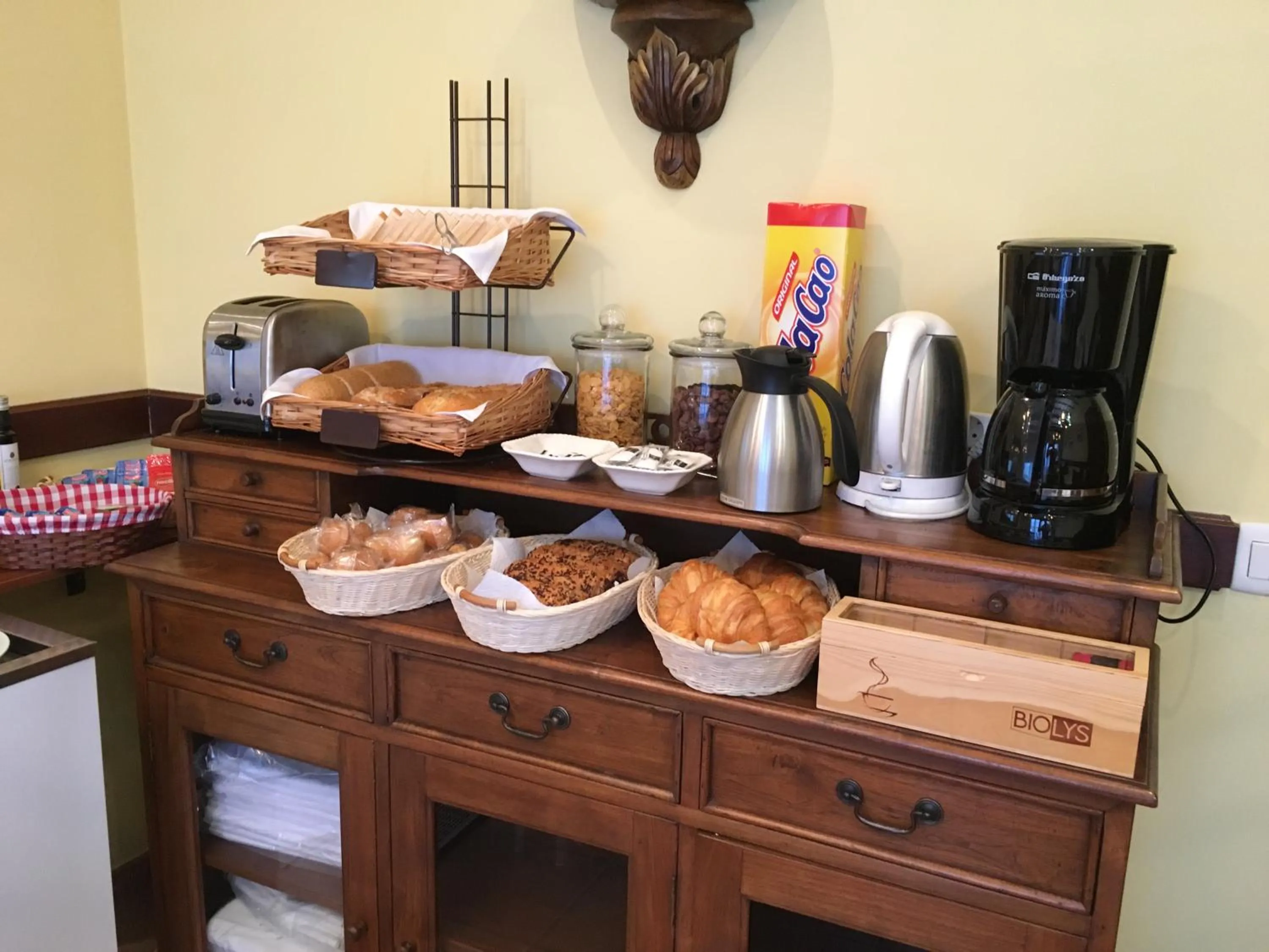 Continental breakfast in Hotel The Island