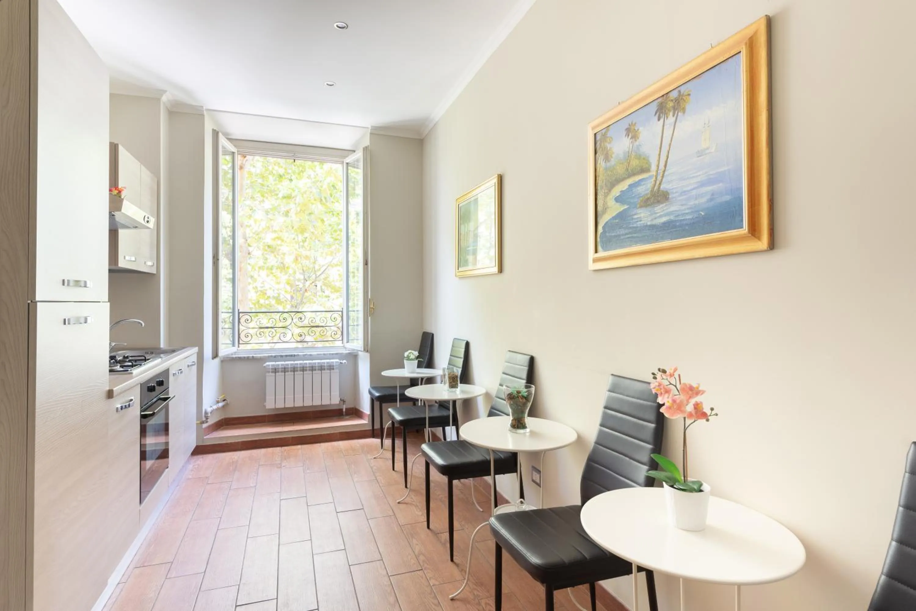 Communal lounge/ TV room in Dreams Roma B&B