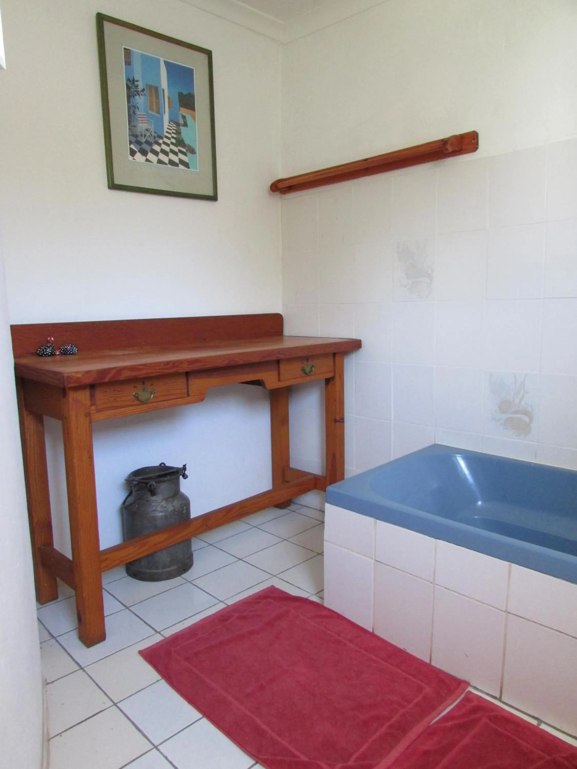 Bathroom, Bed in Absolute Leisure Cottages
