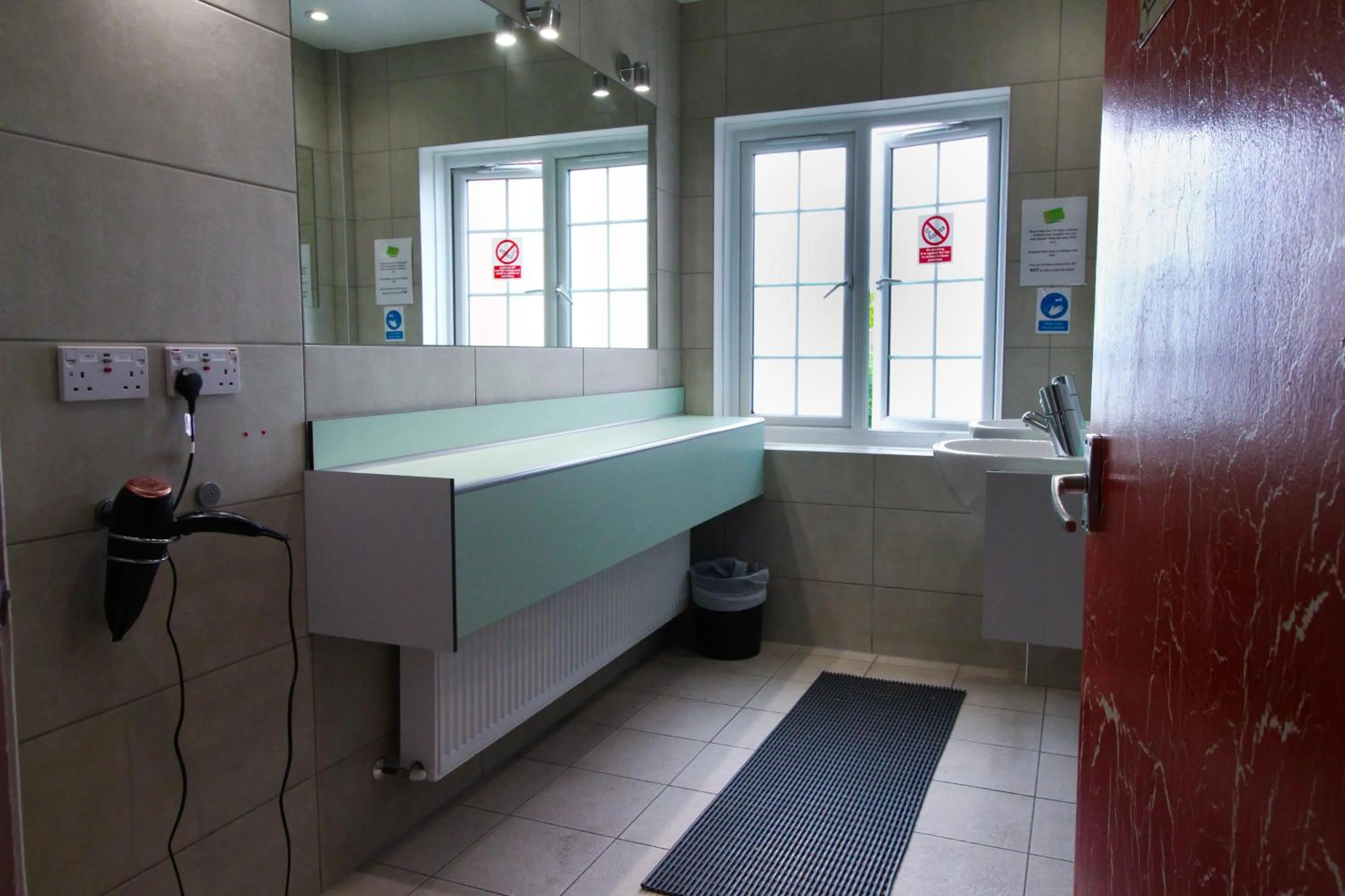 Bathroom in London Backpackers Youth Hostel 18 - 35 Years Old Only