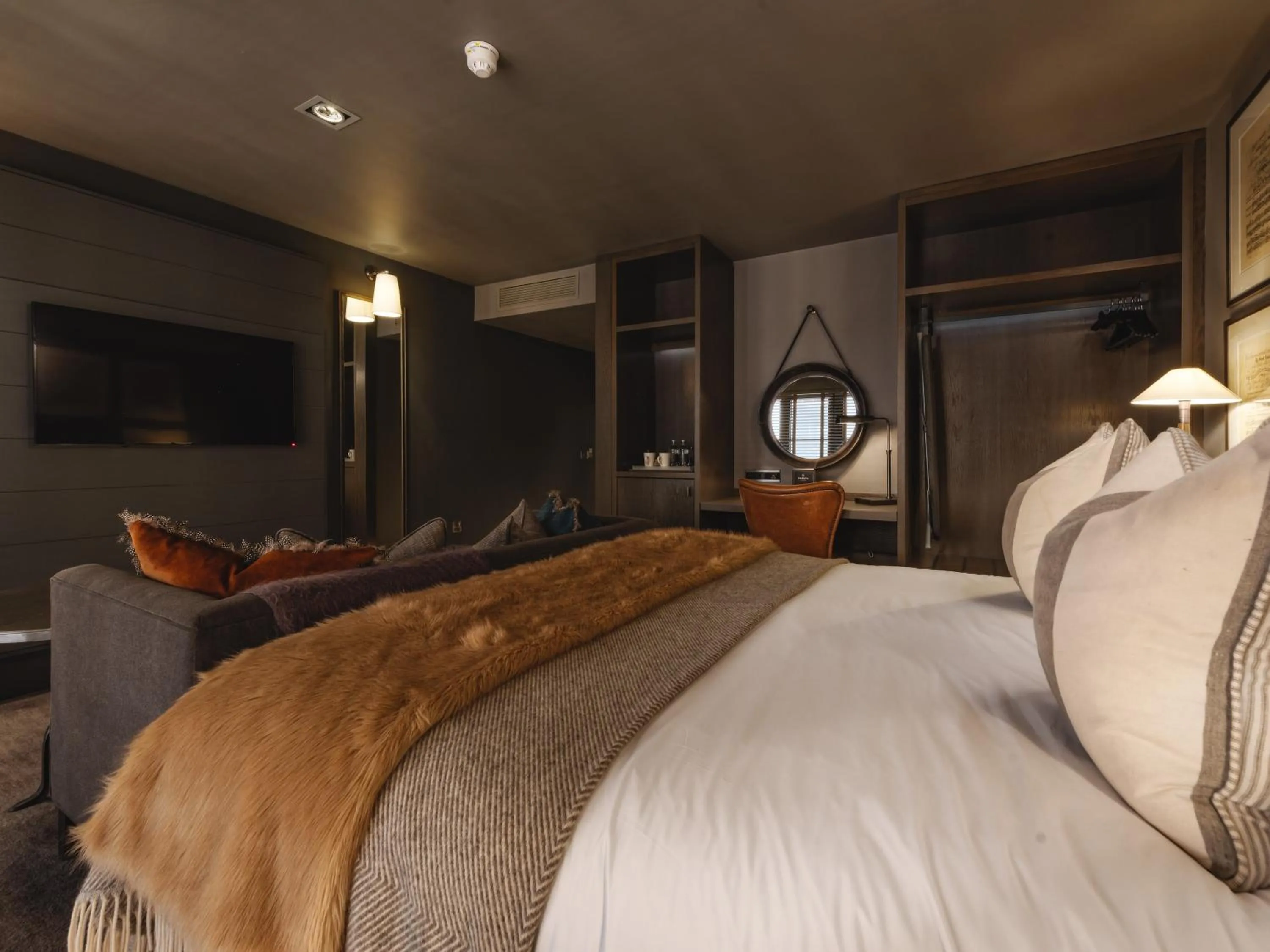 Seating area, Bed in Dakota Glasgow