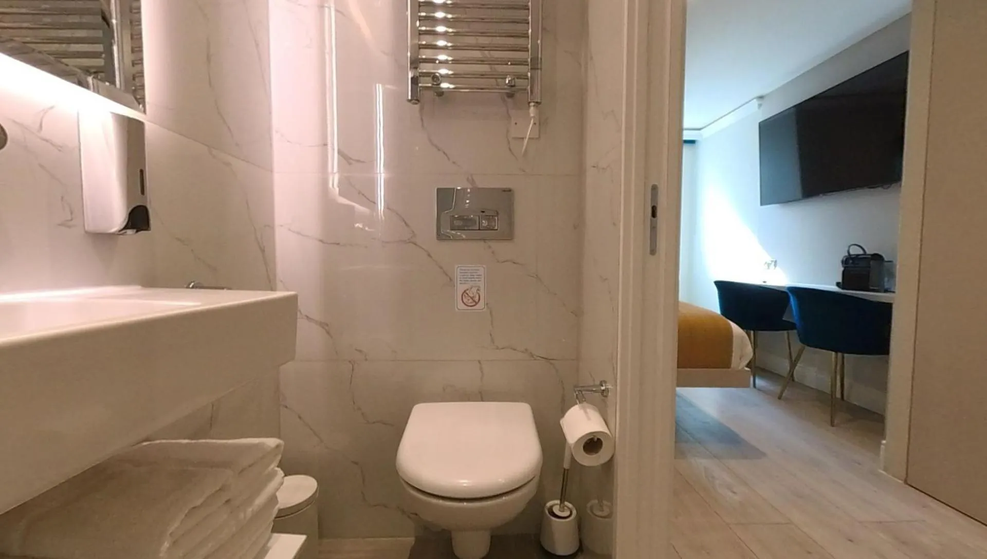 Toilet in NOX Kensington