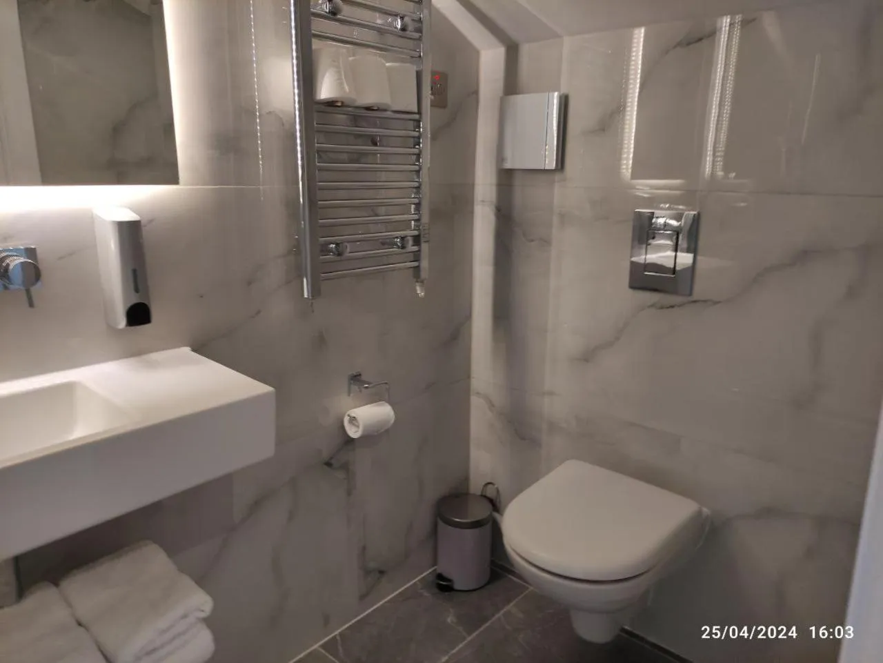 Toilet in NOX Kensington