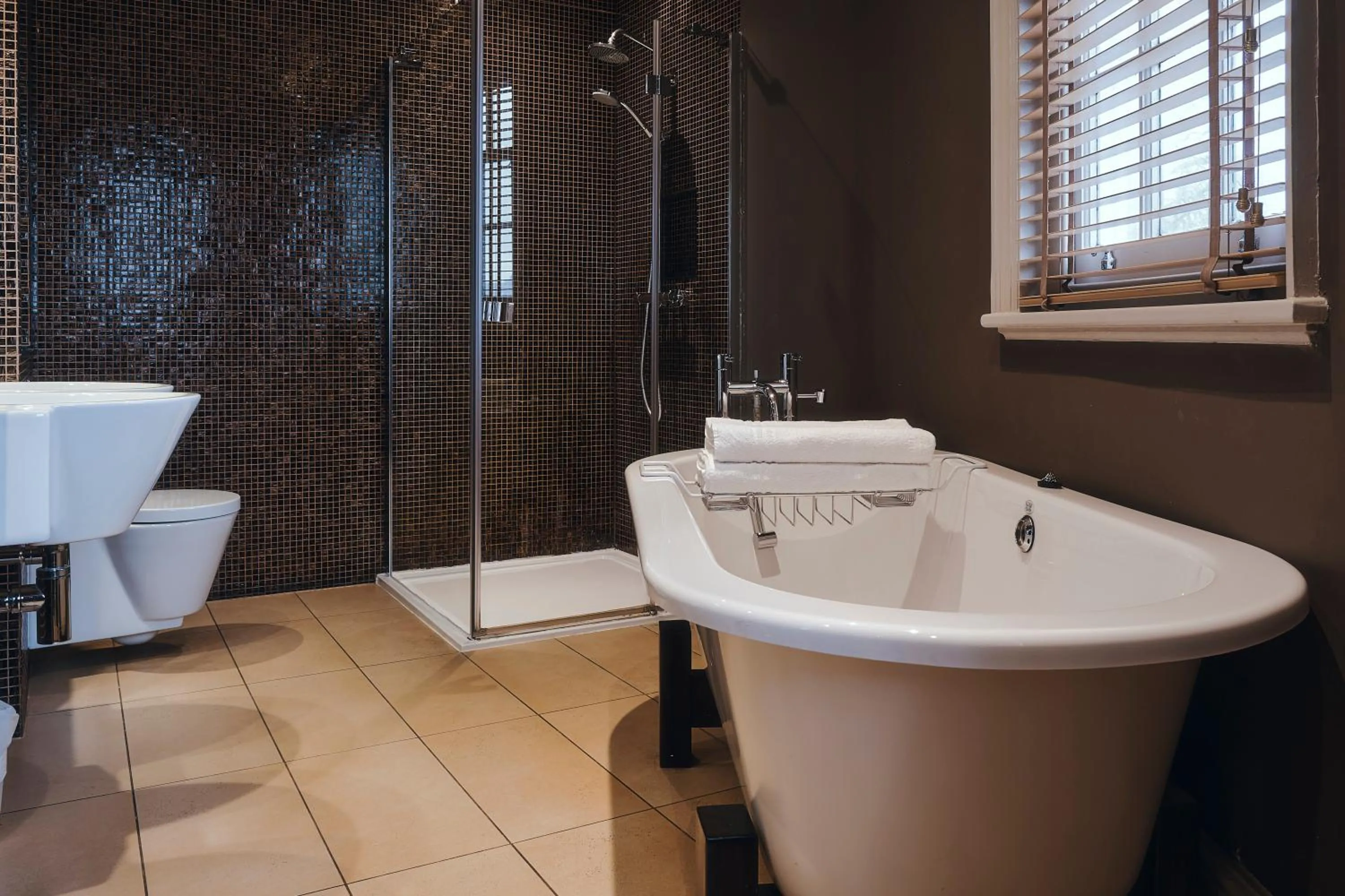 Shower in Rose and Crown Stoke Newington