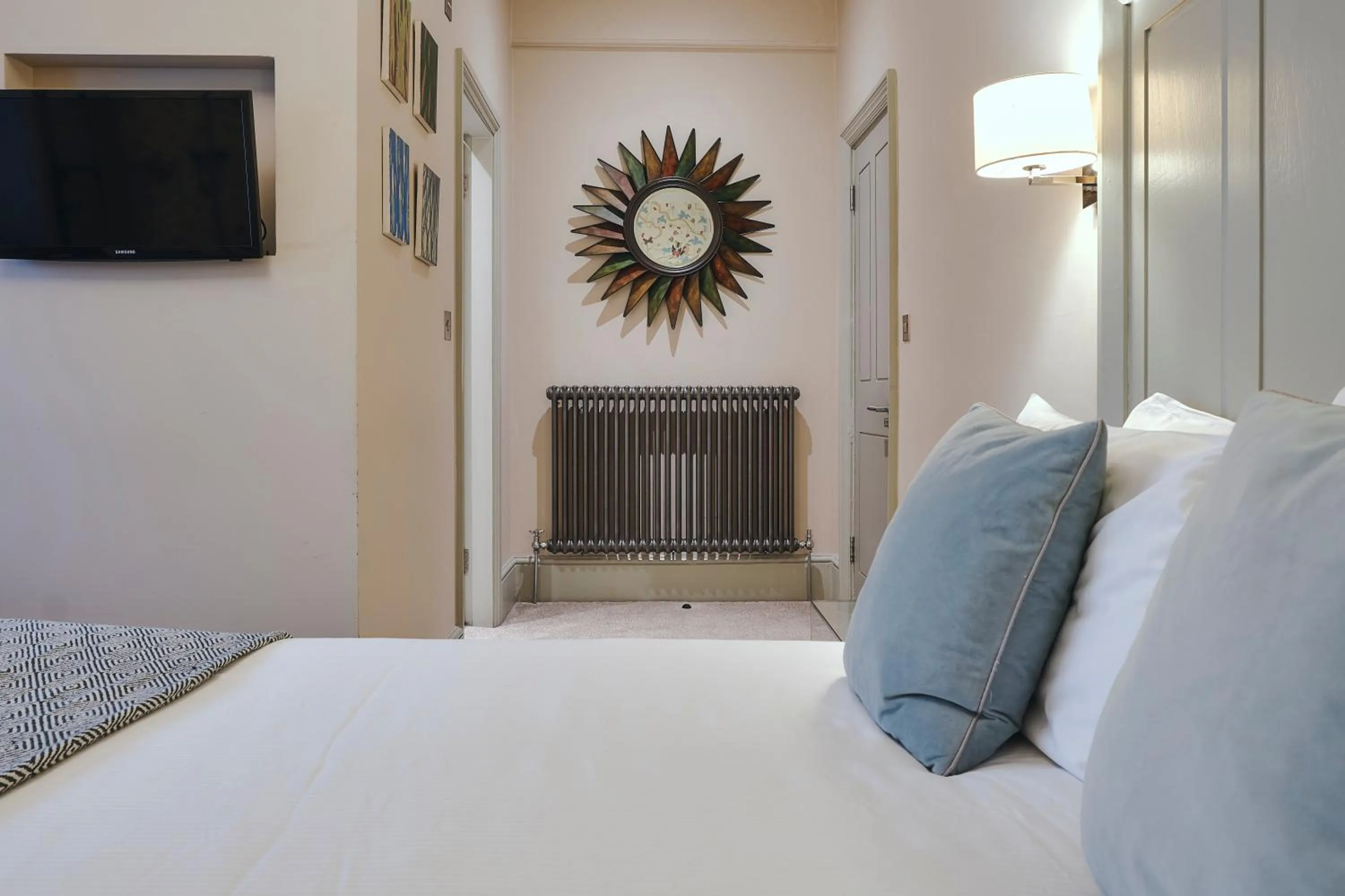 TV and multimedia, Bed in Rose and Crown Stoke Newington