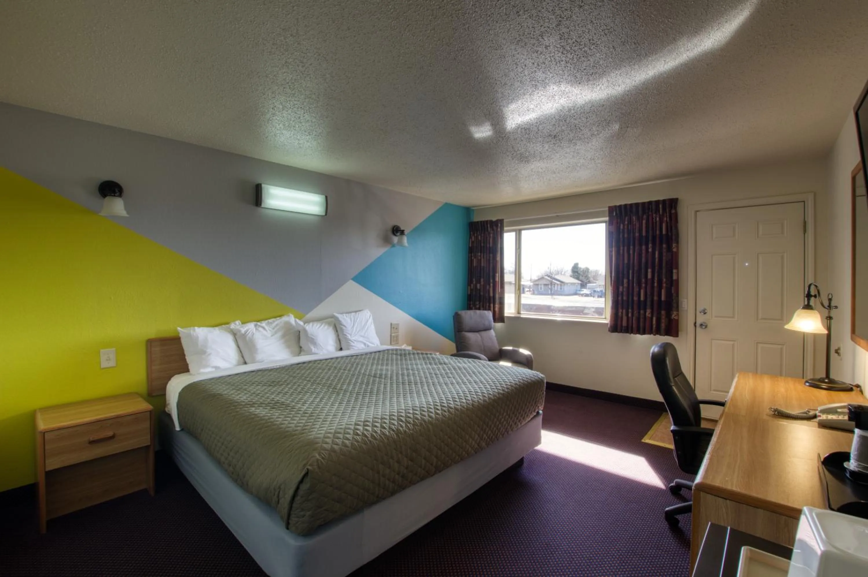 Photo of the whole room, Bed in Western Motel