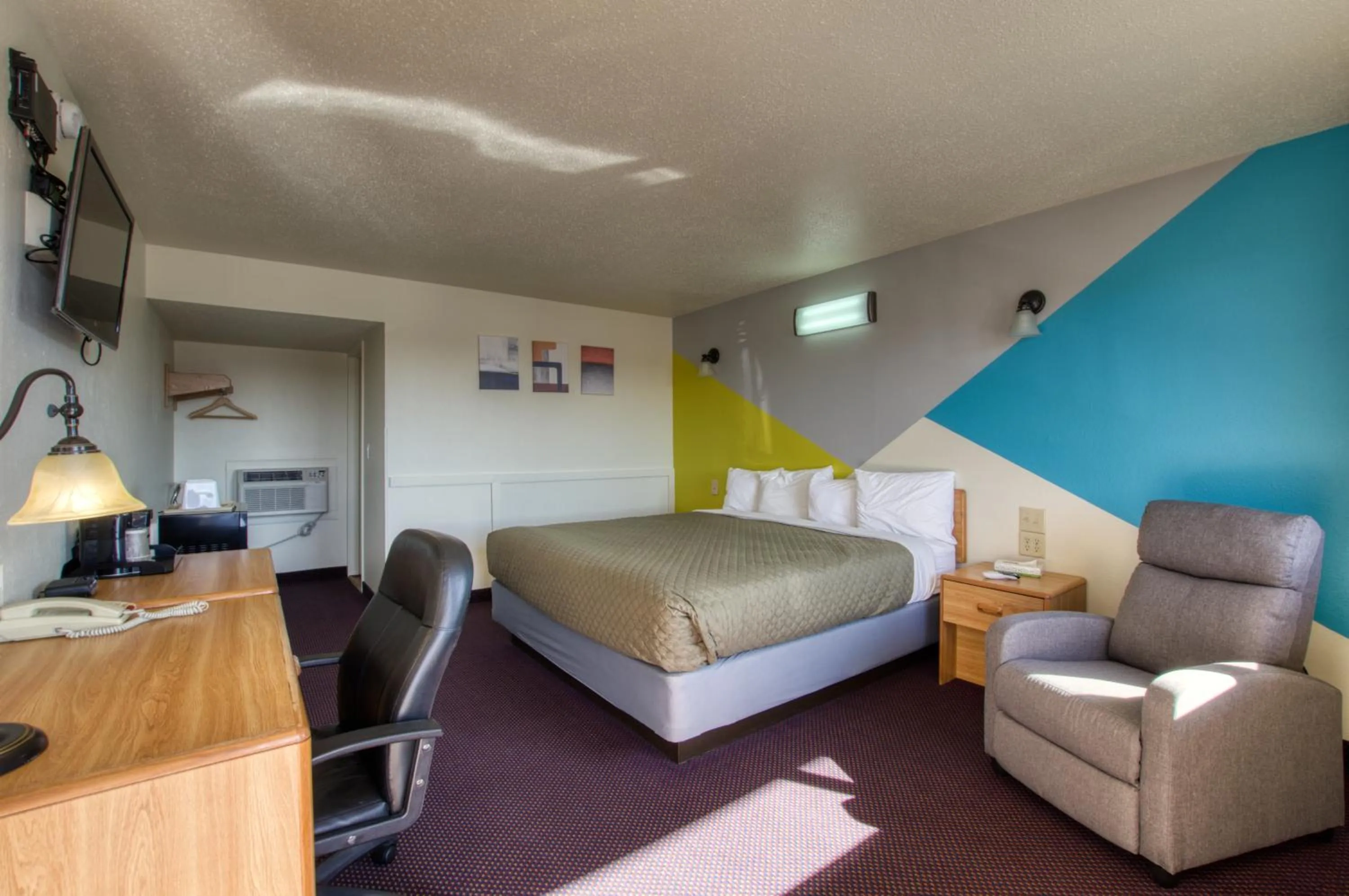 Photo of the whole room, Bed in Western Motel