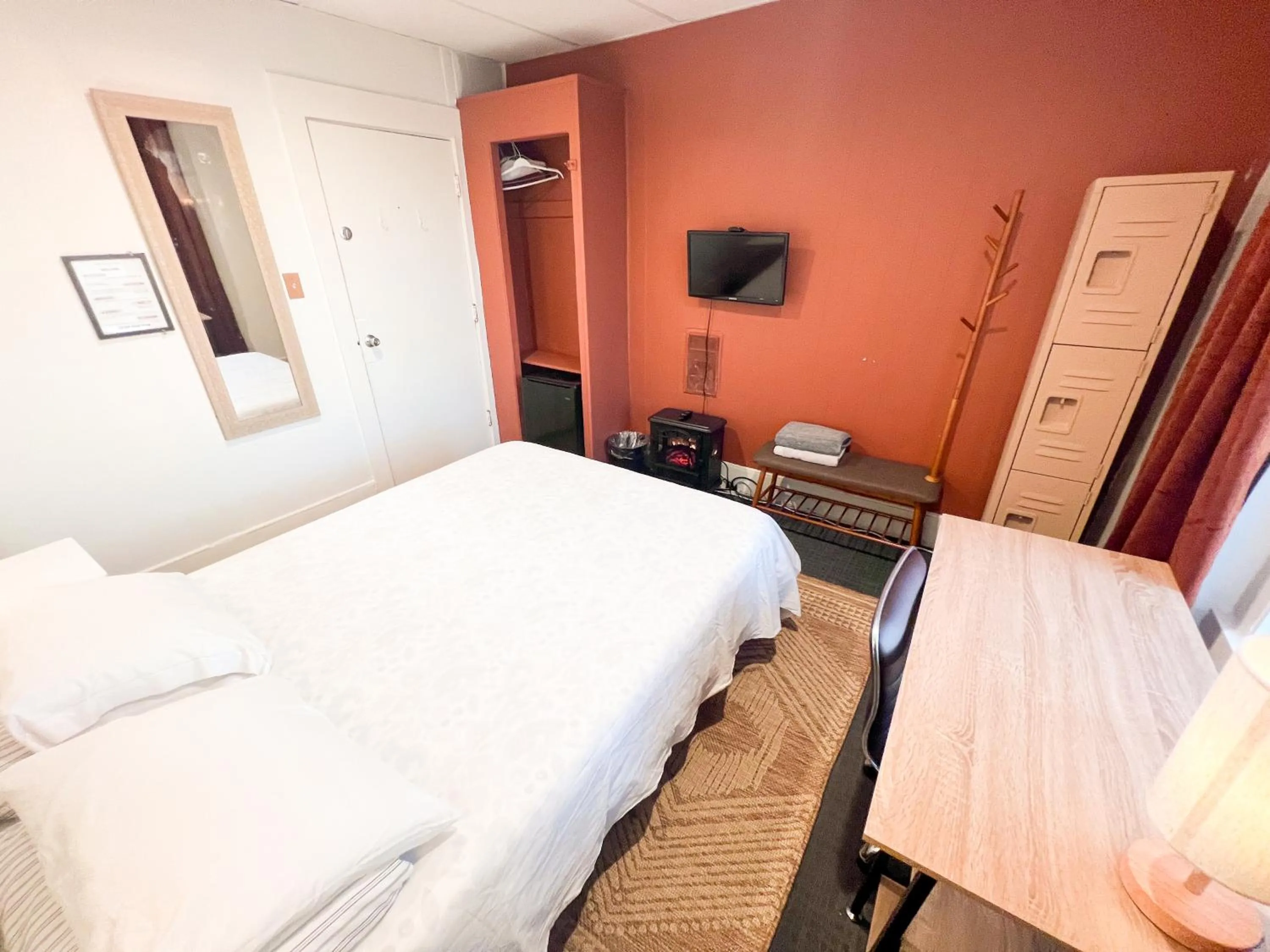 Photo of the whole room in ITH Hermosa Beach Surf Hostel LAX