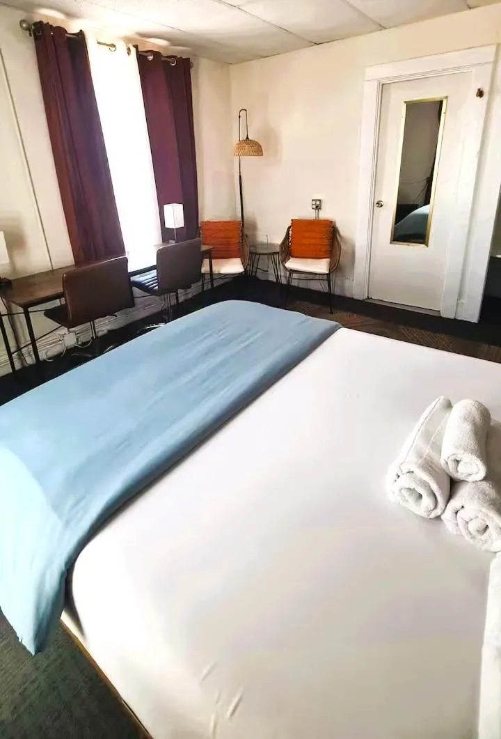 Photo of the whole room in ITH Hermosa Beach Surf Hostel LAX