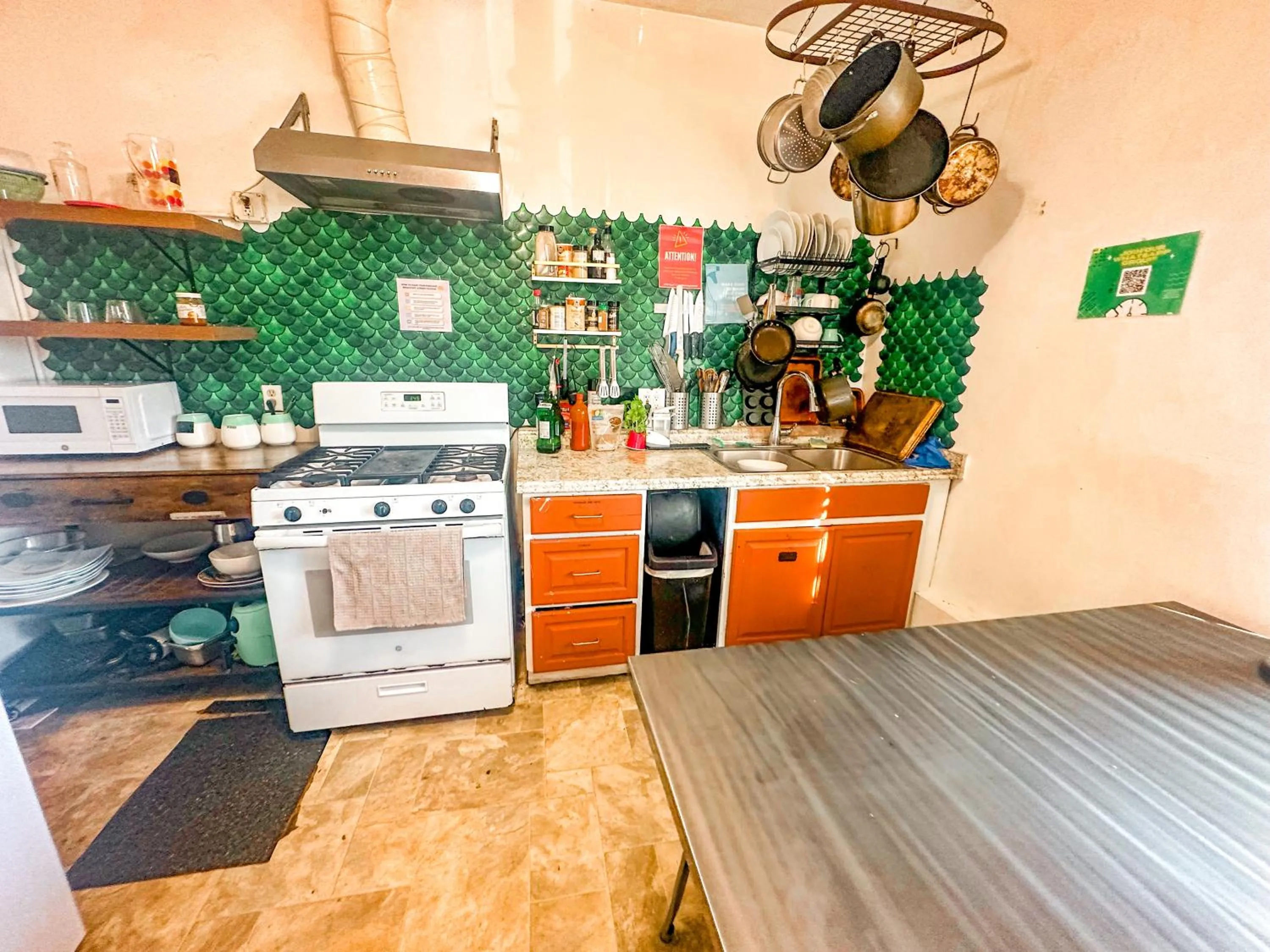 Communal kitchen in ITH Hermosa Beach Surf Hostel LAX