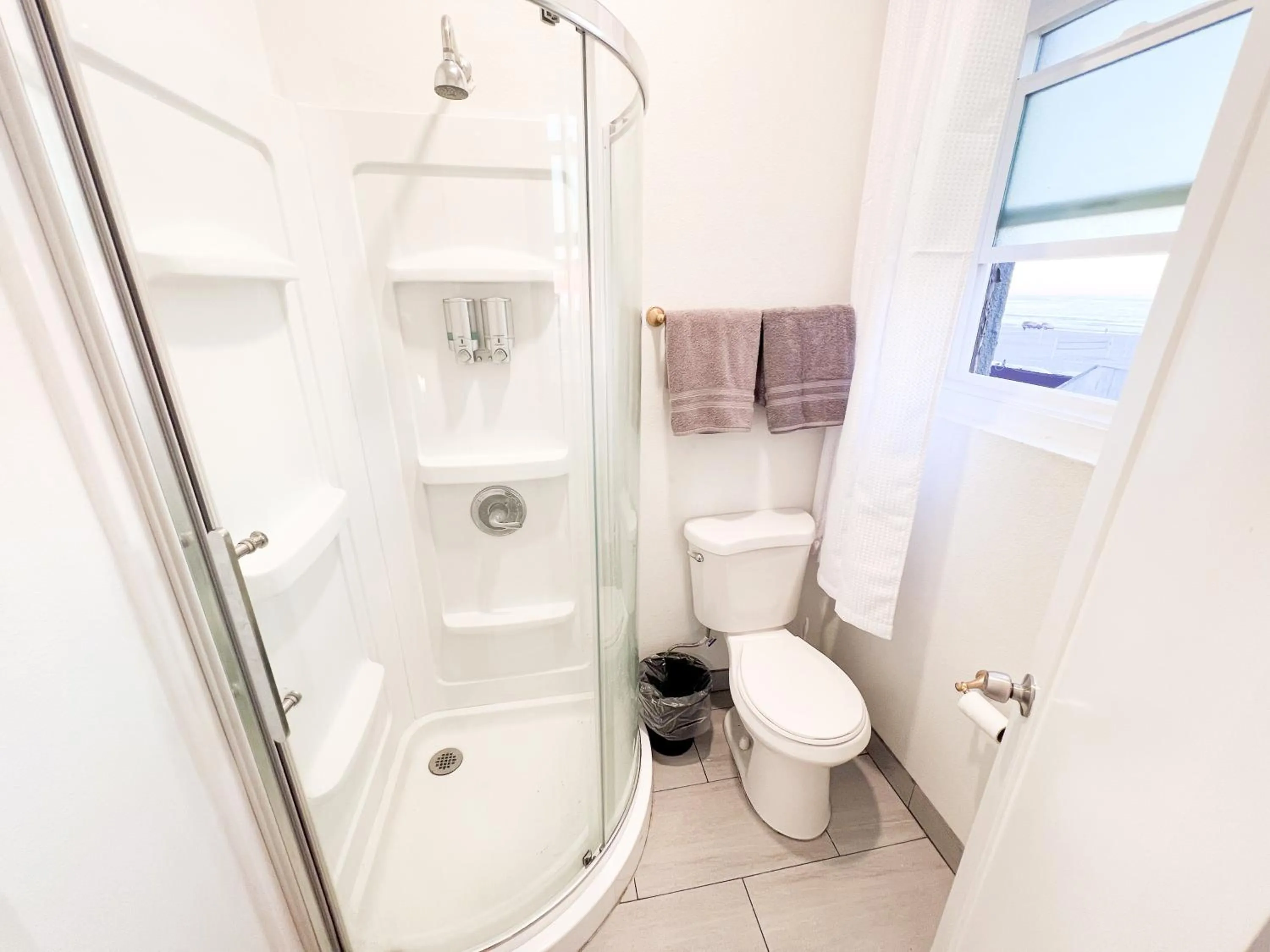 Bathroom in ITH Hermosa Beach Surf Hostel LAX