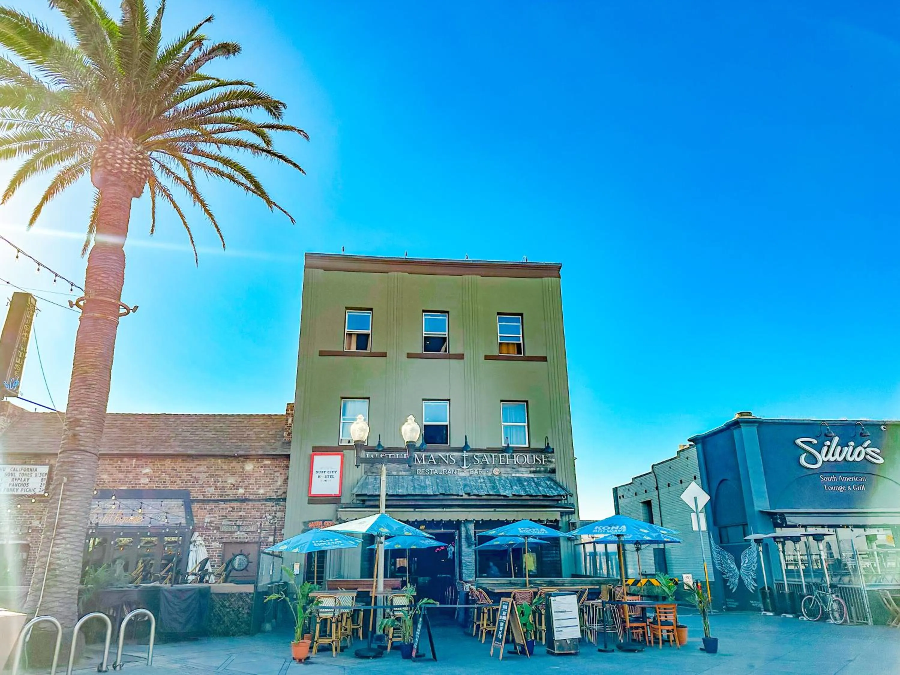 Facade/entrance in ITH Hermosa Beach Surf Hostel LAX