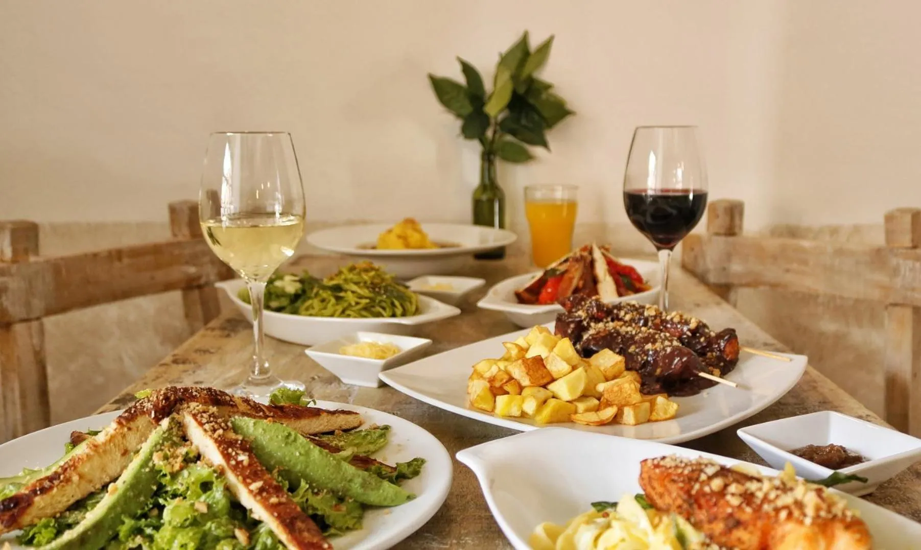 Restaurant/places to eat in Niños Hotel Meloc