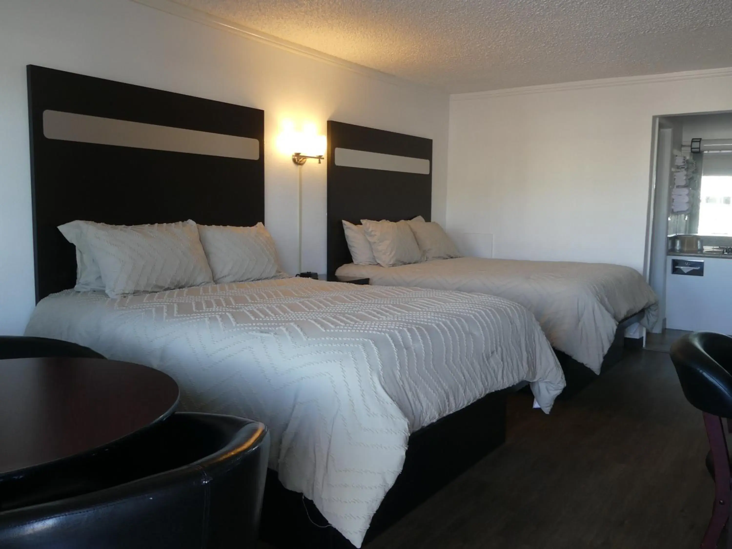 Standard Queen Room with Two Queen Beds in Big Chief Motel Standard Queen Room with Two Queen Beds in Big Chief Motel
