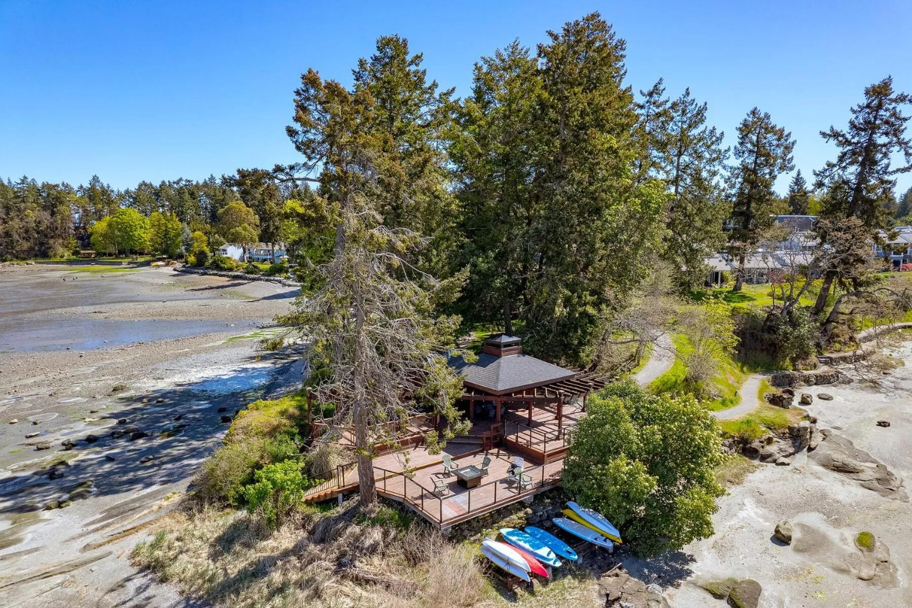 Evening entertainment in Pacific Shores Resort & Spa