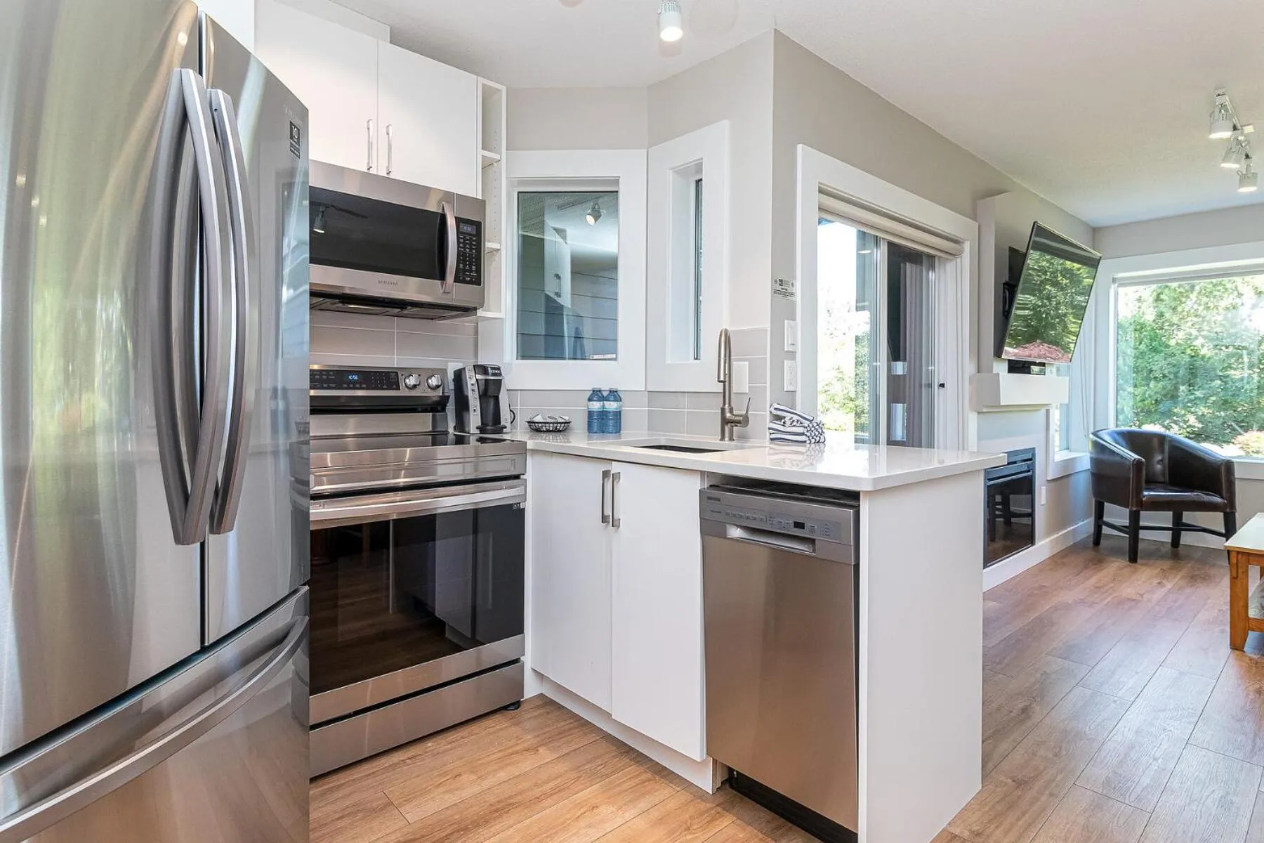 Kitchen or kitchenette in Pacific Shores Resort & Spa