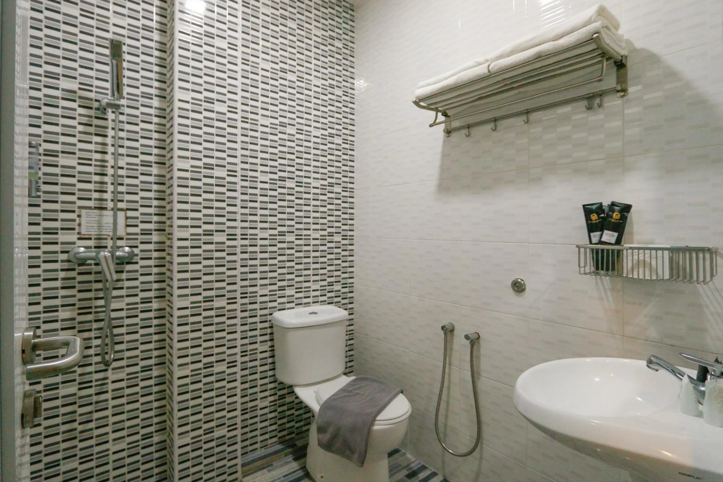 Shower in Travelland Hotel