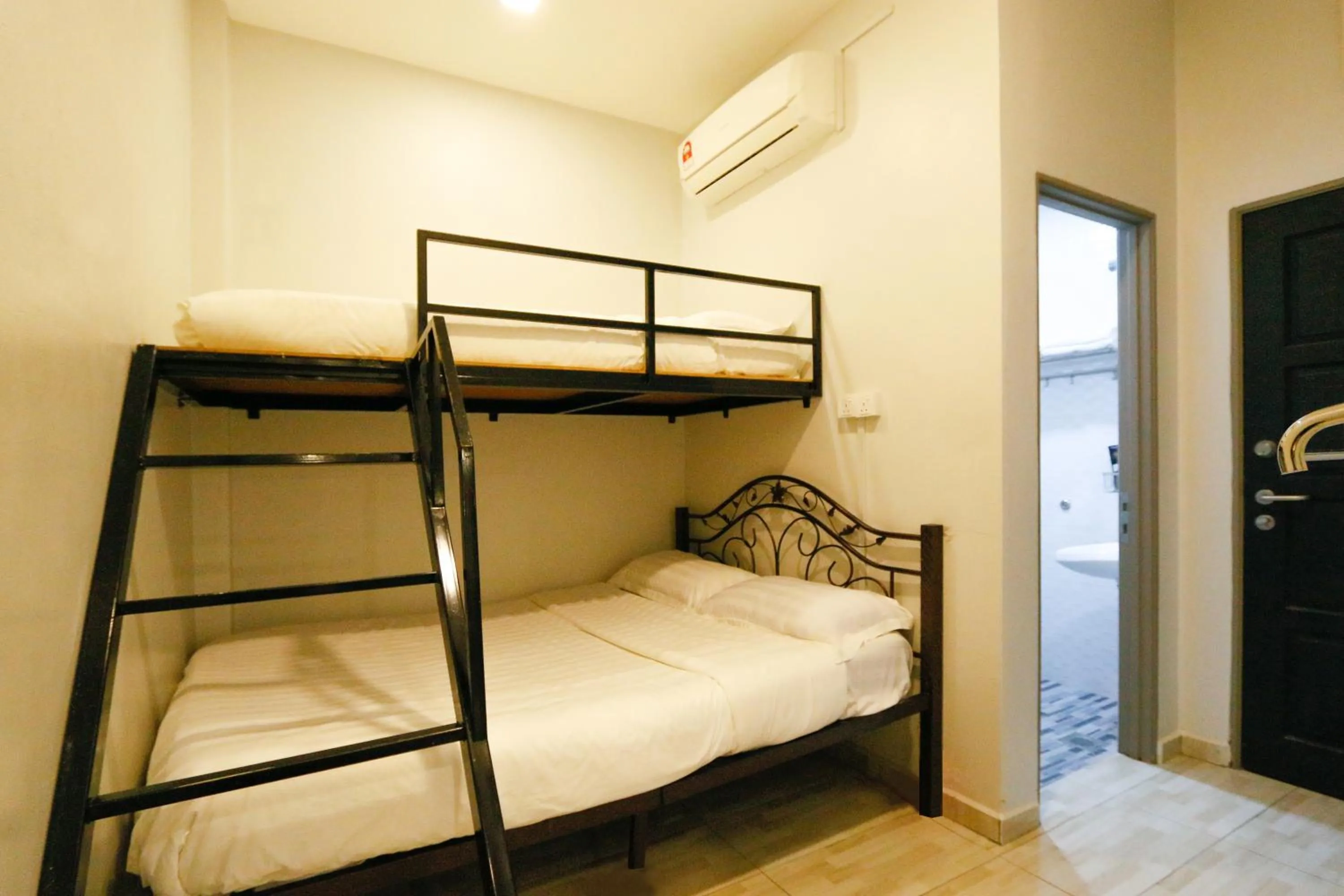 Bedroom, Bed in Travelland Hotel