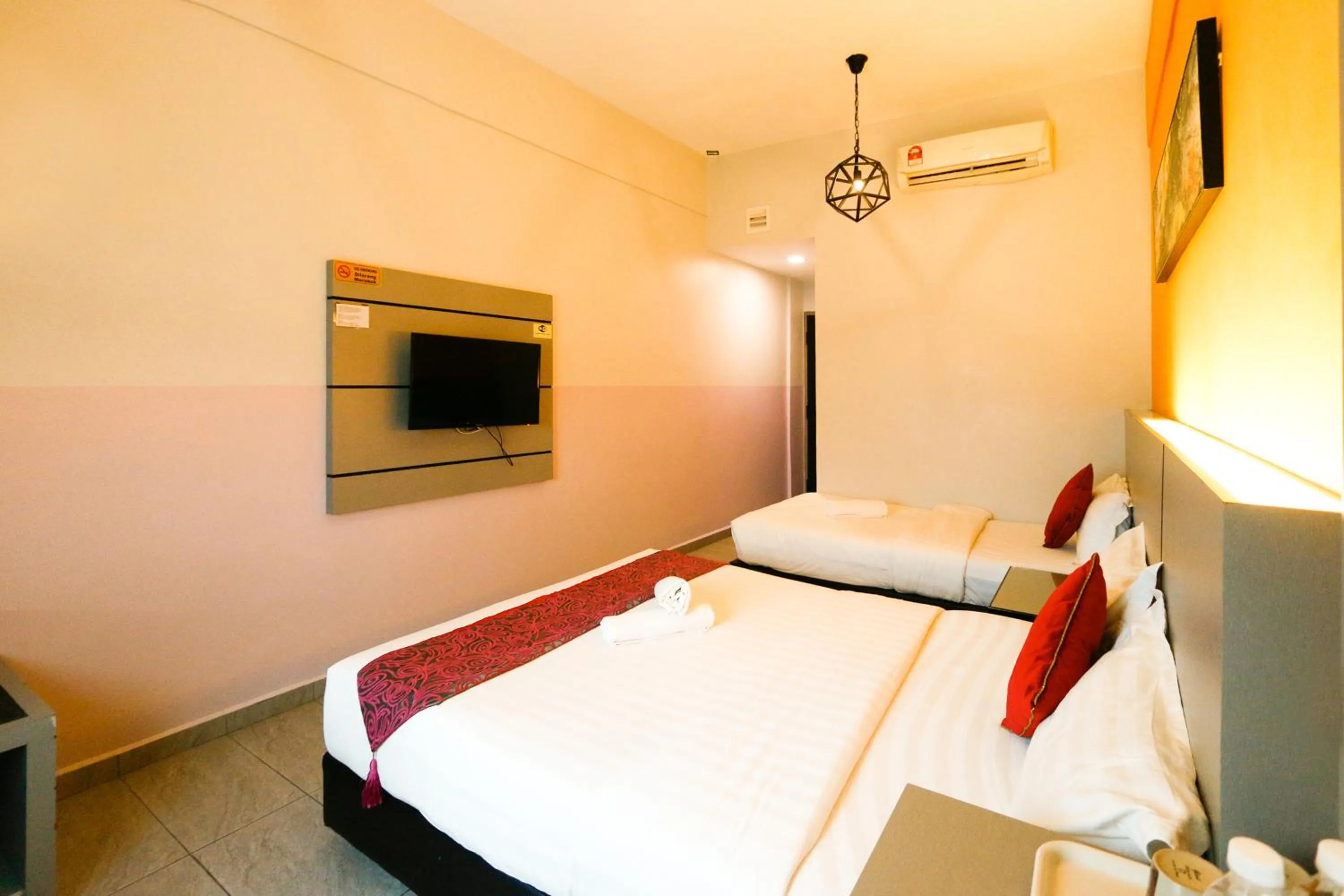 Photo of the whole room, Bed in Travelland Hotel