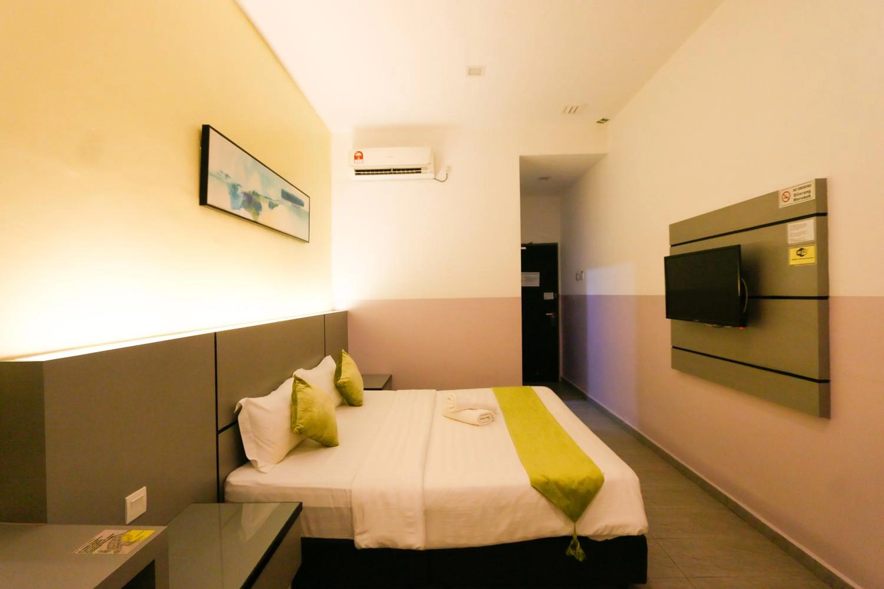 Photo of the whole room, Bed in Travelland Hotel