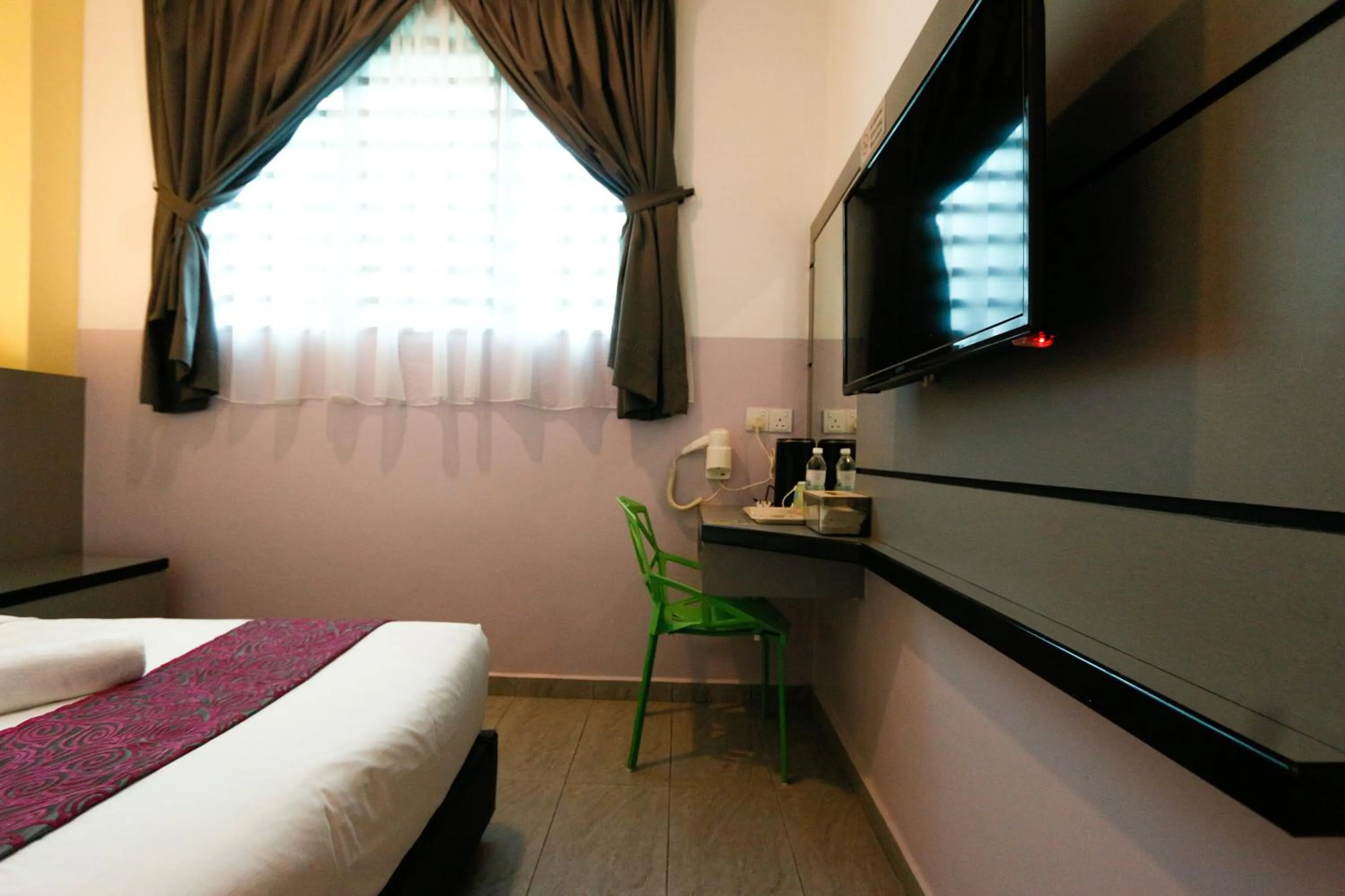 Bedroom, Bed in Travelland Hotel