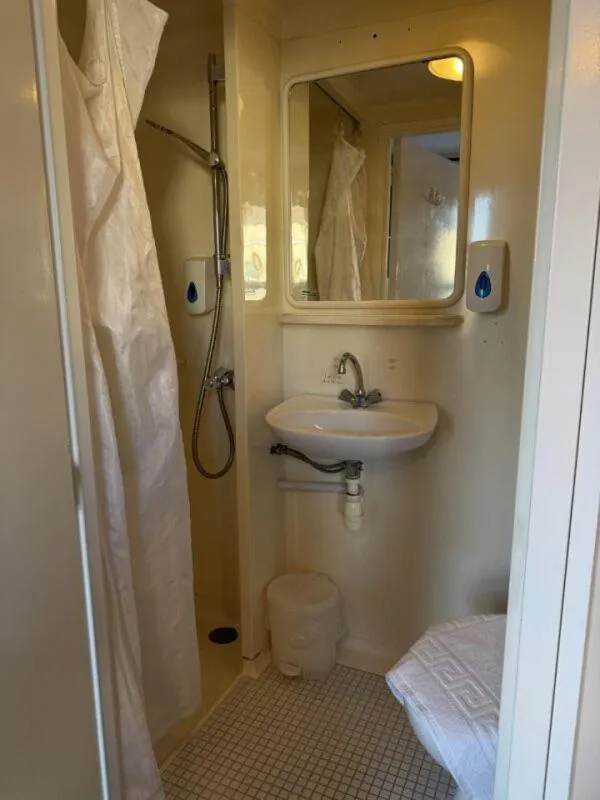 Shower in The Avenue Hotel