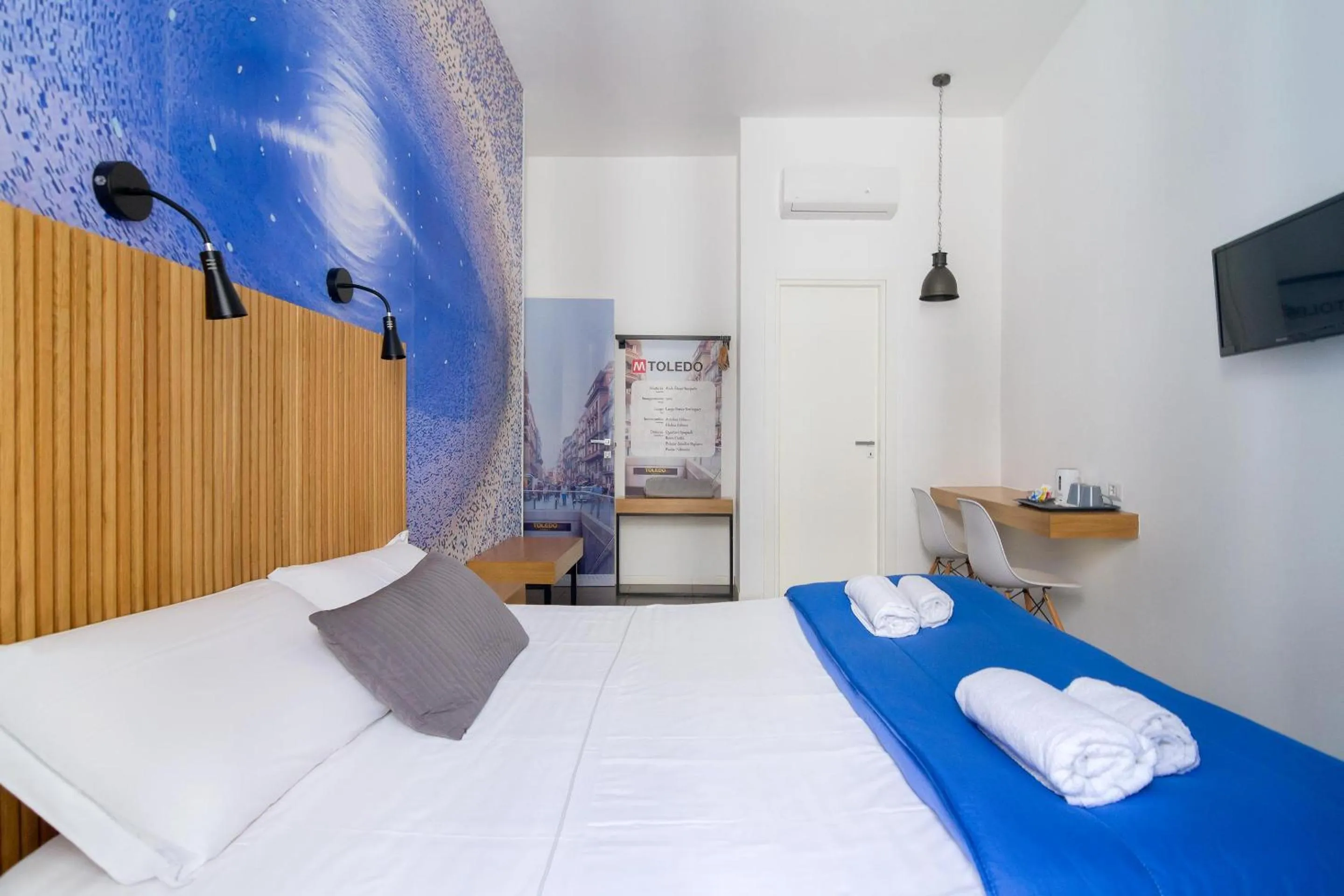 Photo of the whole room, Bed in Maison du La Metro