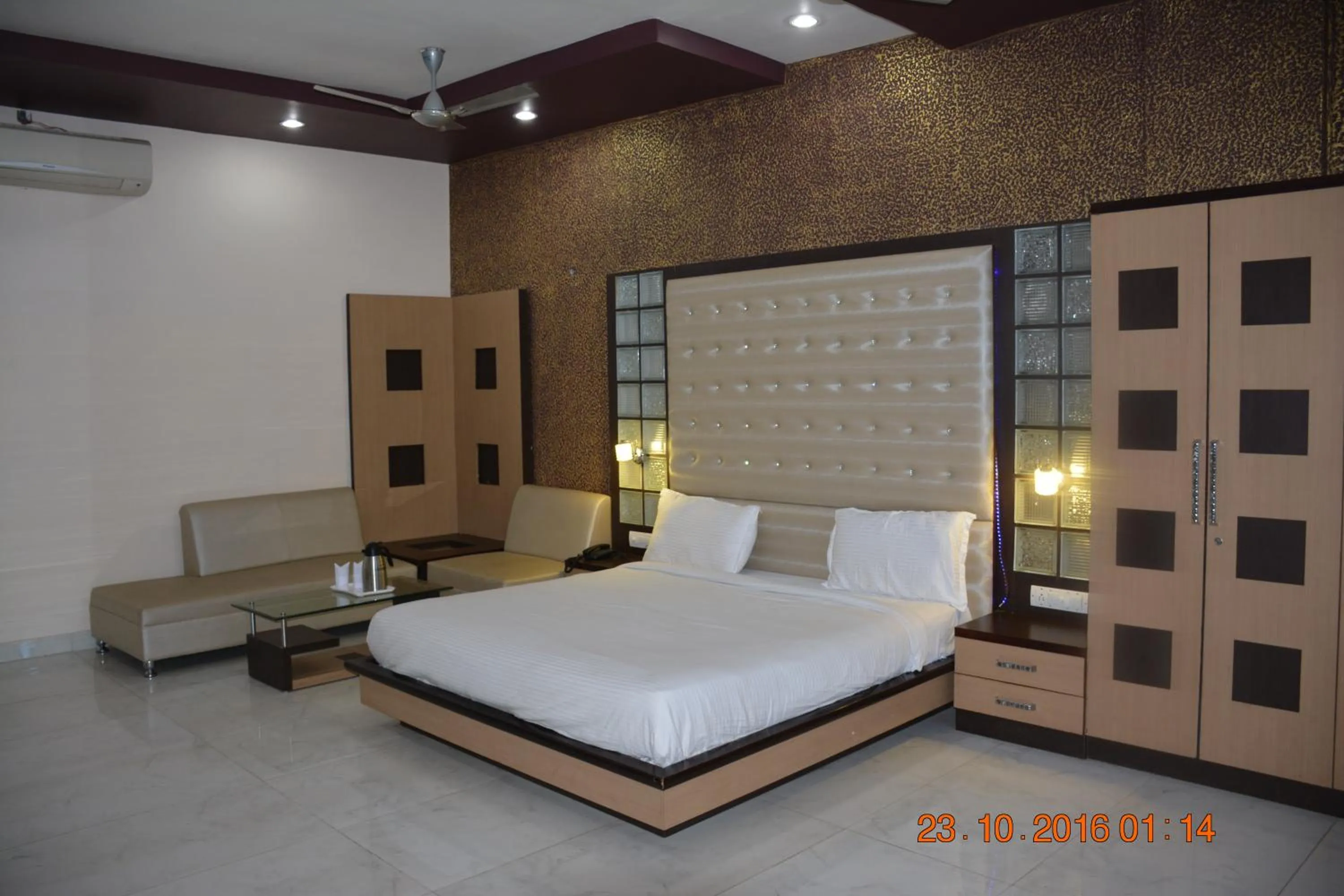 Bed in Hotel Vishnu Vilas